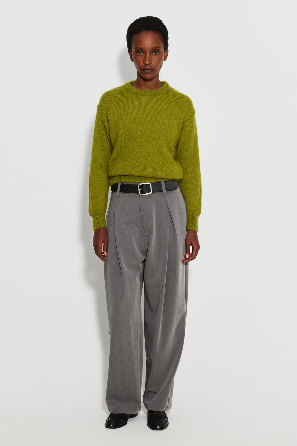 Pull mohair à manches longues femme vert mousse – vue de face en pied avec un pantalon gris.