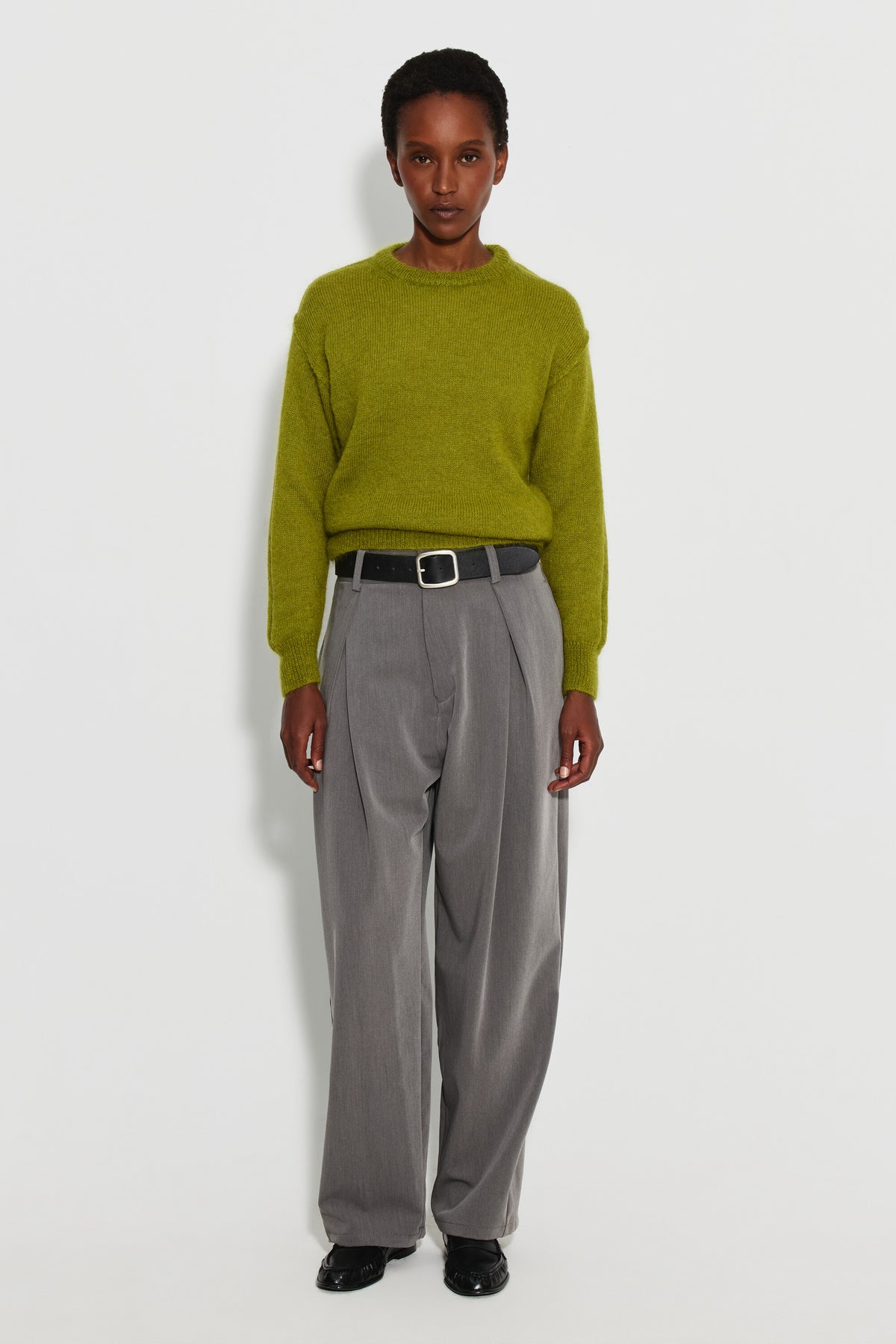 Pull mohair à manches longues femme vert mousse – vue de face en pied avec un pantalon gris.
