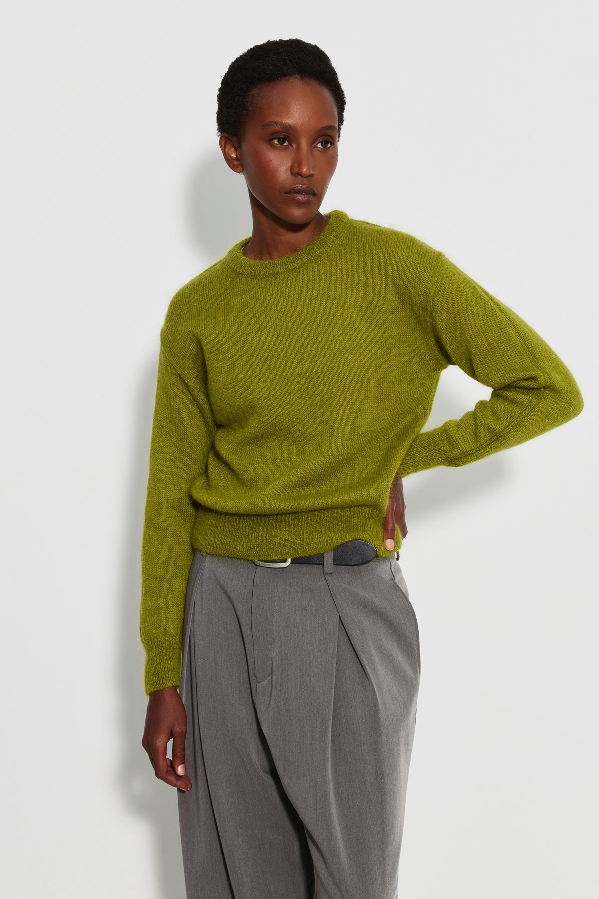 Pull mohair à manches longues femme vert mousse – vue de face, une main à la taille.