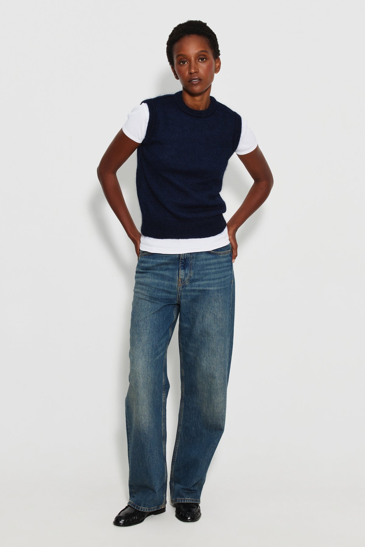 Pull mohair sans manches femme bleu marine – vue de face en pied, porté sur un tee-shirt blanc avec un jean.