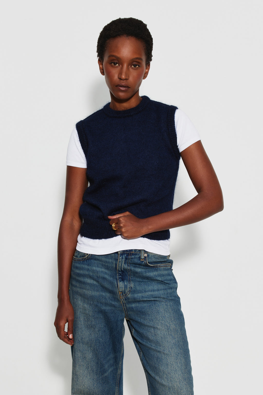 Pull mohair sans manches femme bleu marine – vue de face, porté sur un tee-shirt blanc.