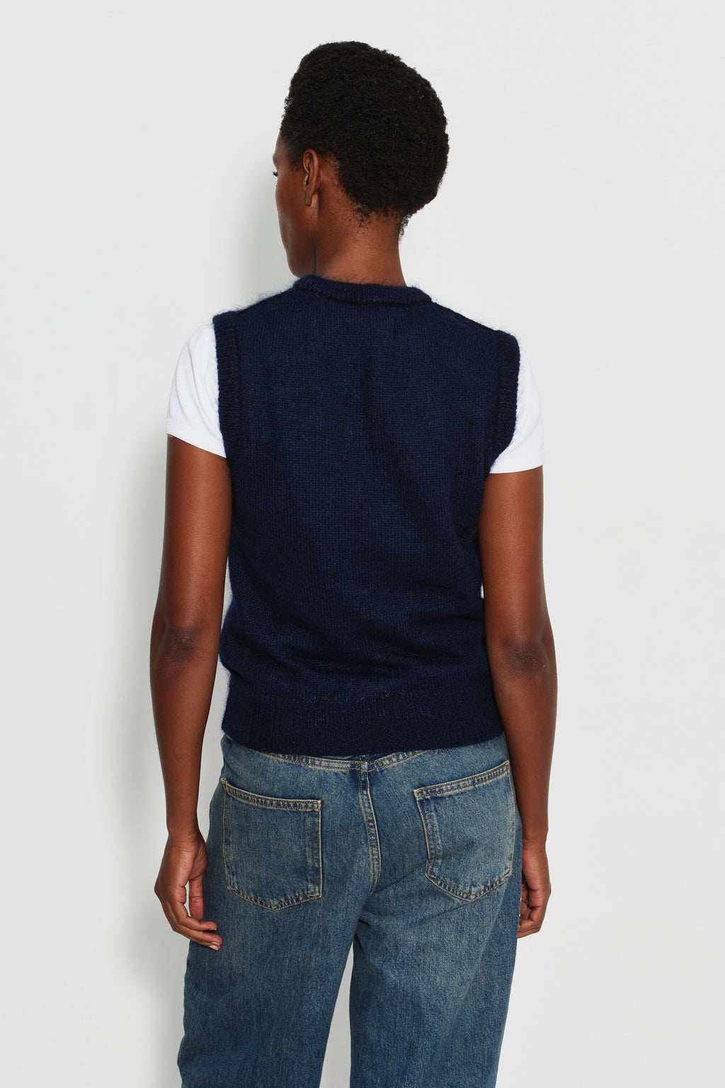 Pull mohair sans manches femme bleu marine – vue de dos, porté sur un tee-shirt blanc avec un jean.