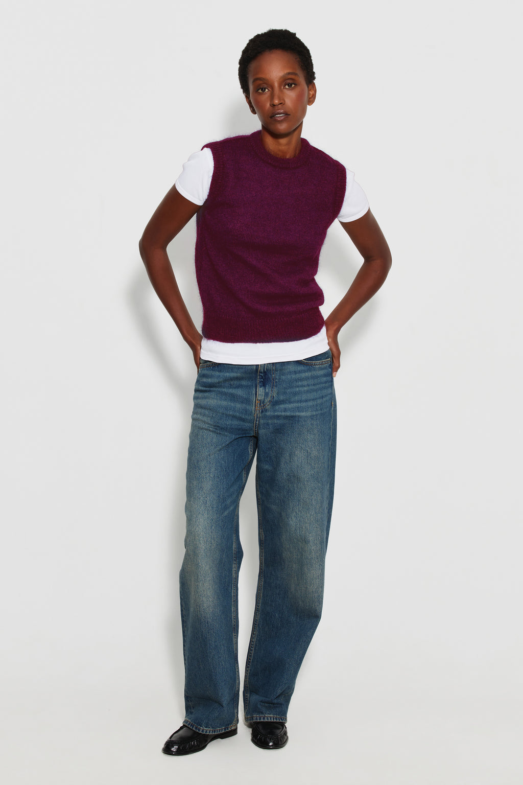 Pull femme bordeaux en mohair sans manches, vue de face en pied sur un maillot de corps blanc avec un jean.