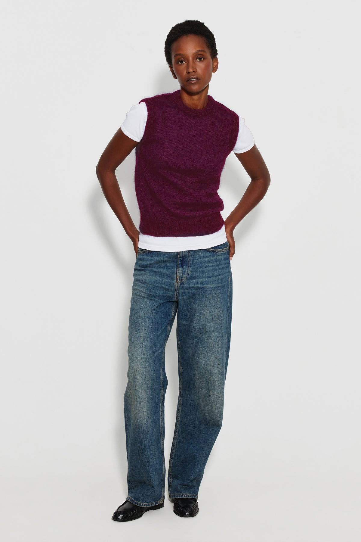 Pull femme bordeaux en mohair sans manches, vue de face en pied sur un maillot de corps blanc avec un jean.