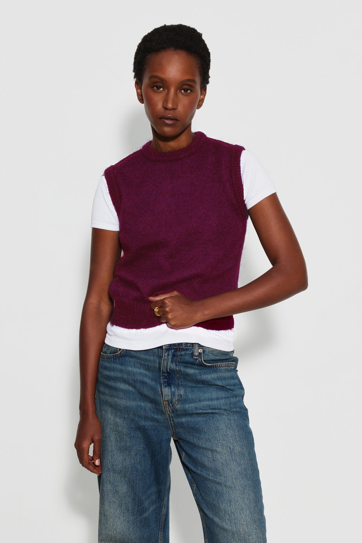 Pull femme bordeaux en mohair sans manches, vue de face sur un maillot de corps blanc.