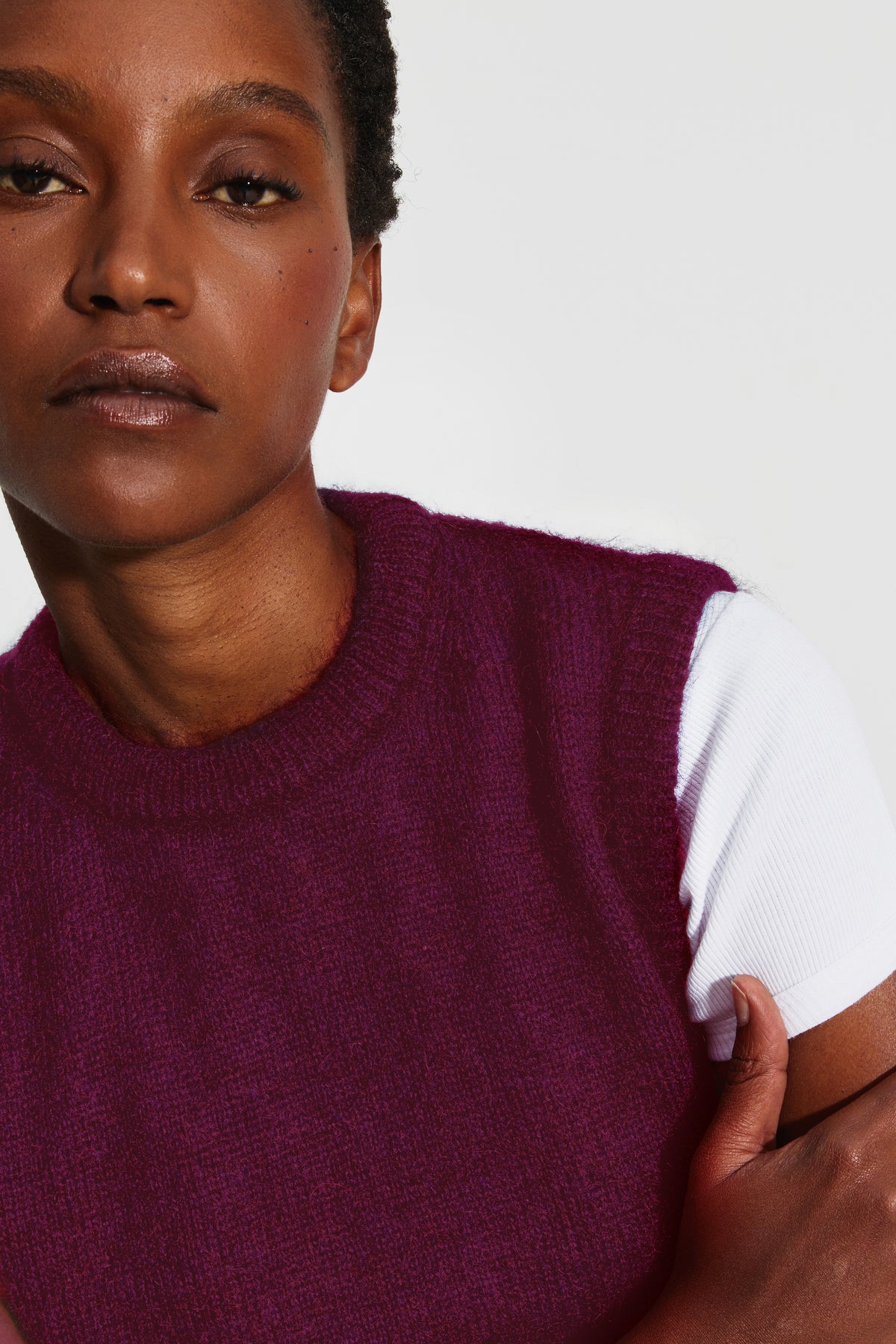 Pull femme bordeaux en mohair sans manches, détail du col rond et de l'emmanchure.