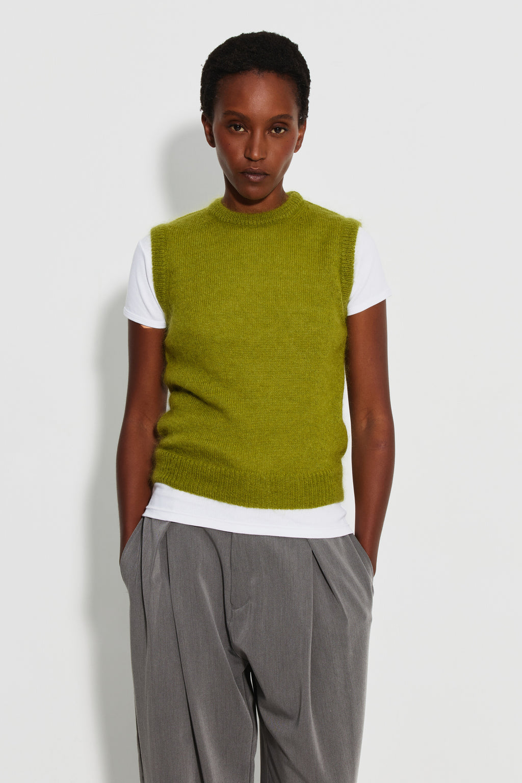 Pull mohair sans manches femme vert mousse – vue de face, porté sur un tee-shirt blanc.