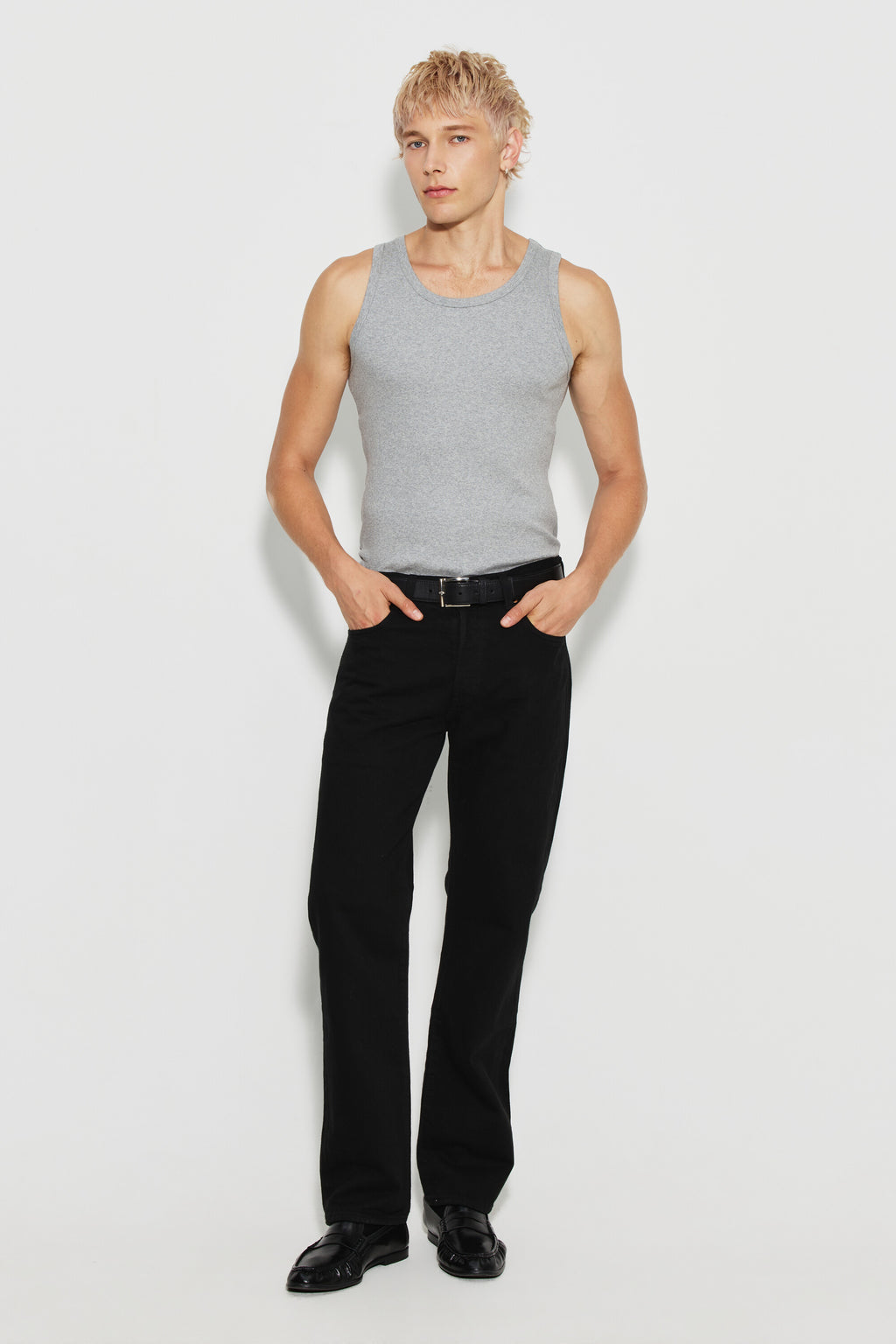 Débardeur Marcel Signature gris chiné homme en coton Pima côtelé, porté avec un pantalon noir, vue de face en pied.