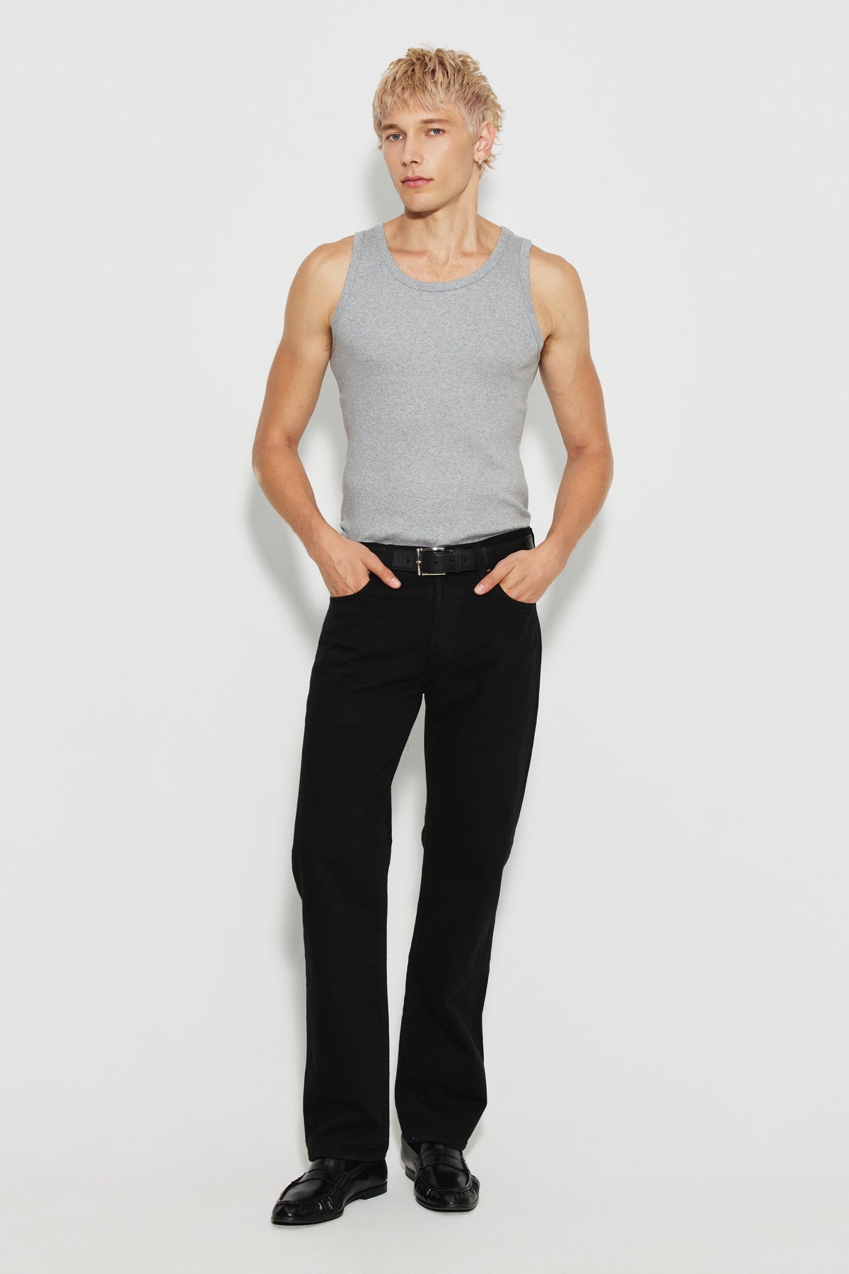 Débardeur Marcel Signature gris chiné homme en coton Pima côtelé, porté avec un pantalon noir, vue de face en pied.