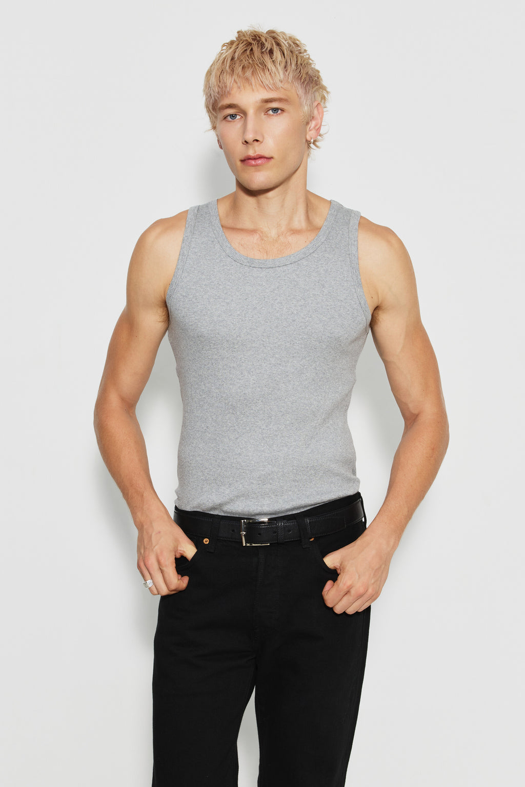 Débardeur Marcel Signature gris chiné homme en coton Pima côtelé, porté de face avec un pantalon noir et une ceinture noire.