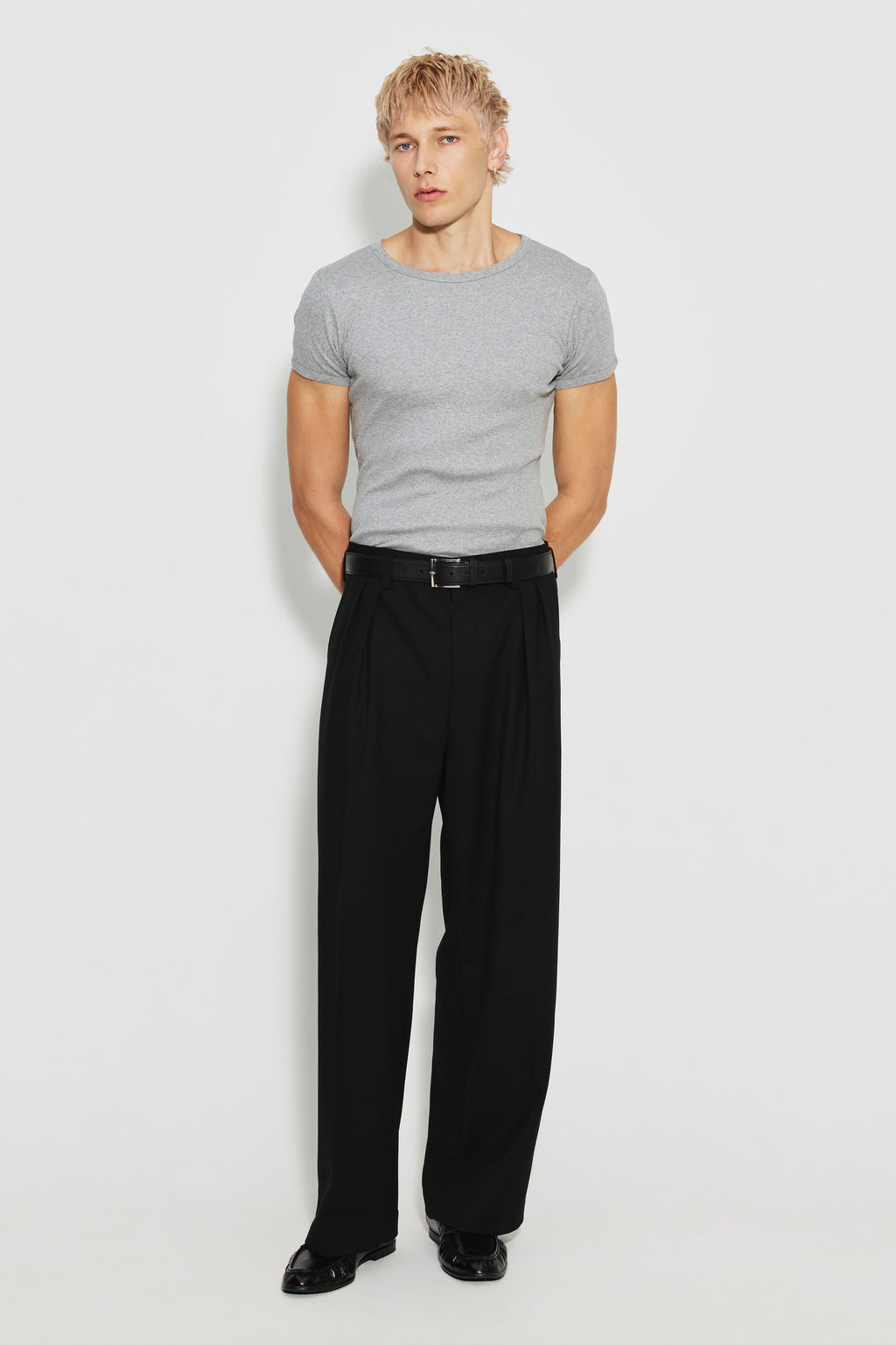 Maillot de corps homme gris chiné à manches courtes en coton Pima côtelé, porté avec un pantalon noir et une ceinture noire, vue de face en pied.