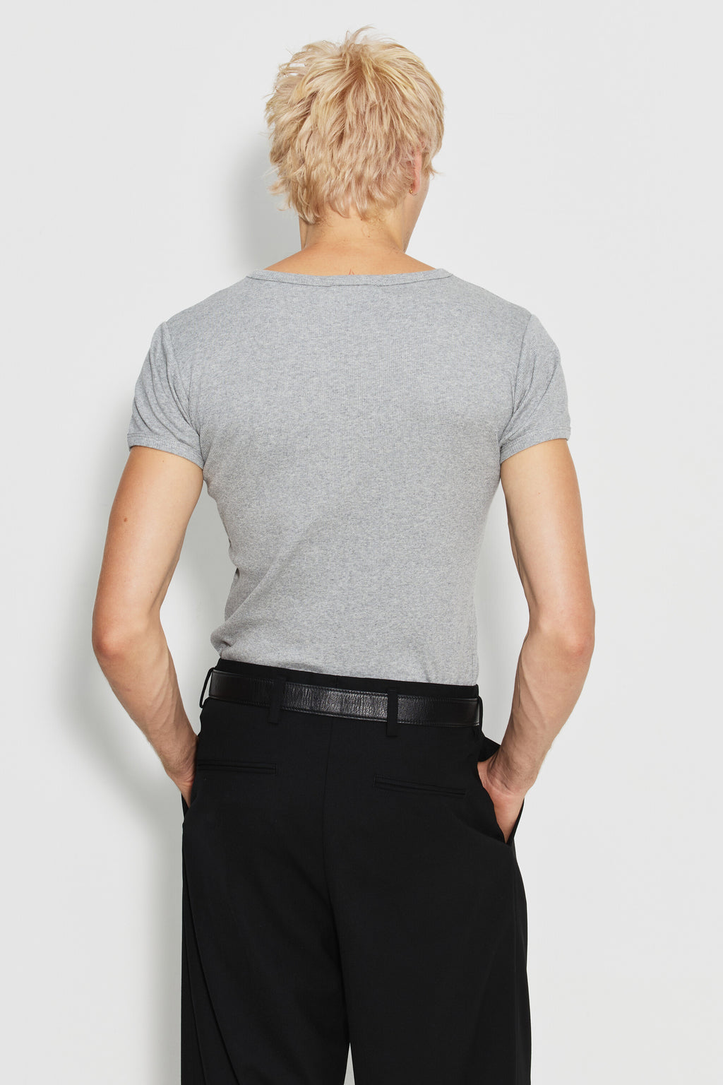 Maillot de corps homme gris chiné à manches courtes en coton Pima côtelé, porté de dos avec un pantalon noir et une ceinture noire.