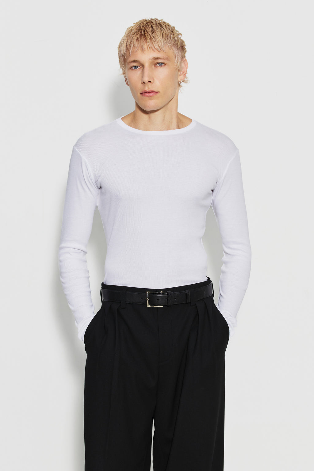 Maillot de corps homme blanc à manches longues en coton Pima côtelé, fabriqué en France, porté de face.