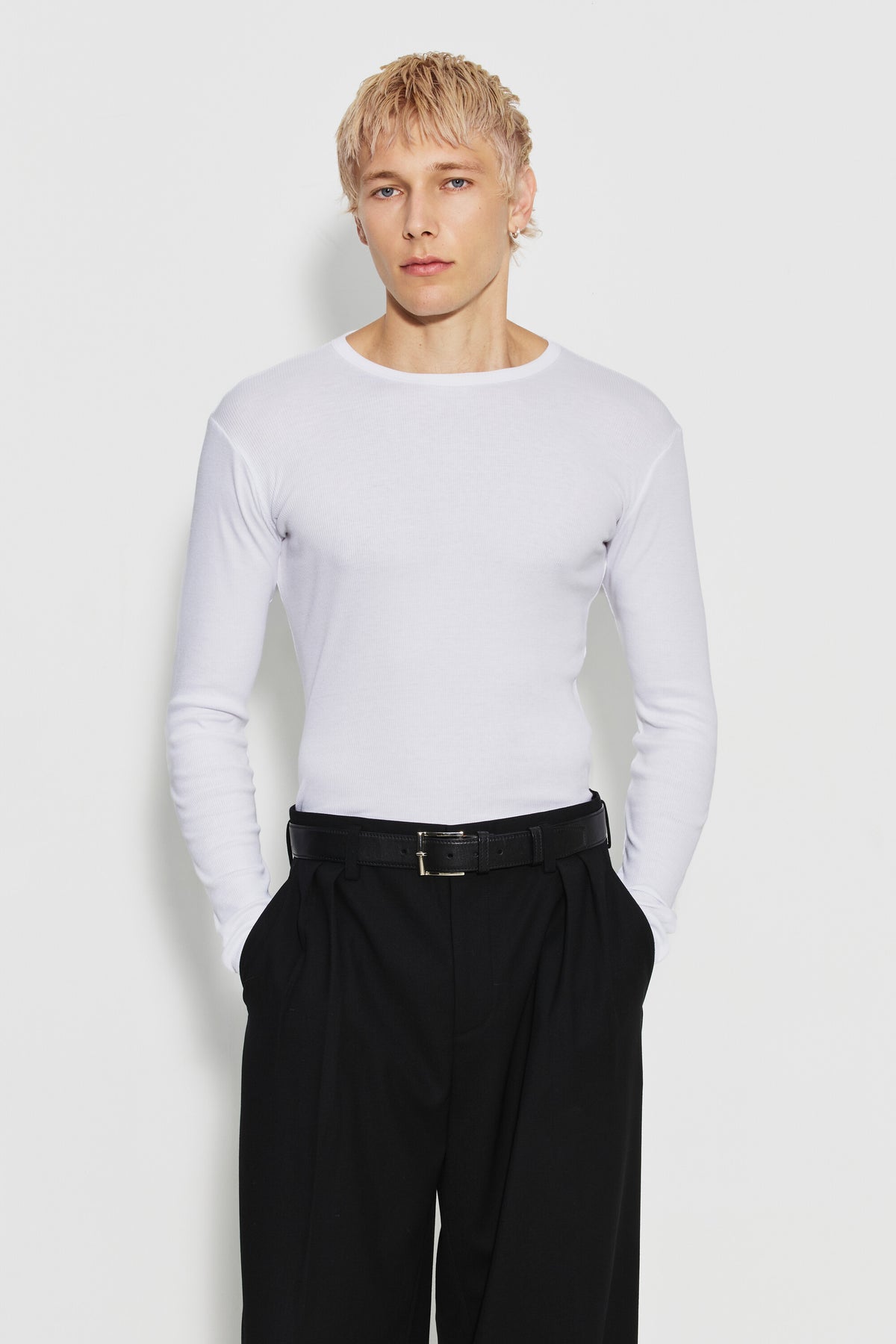 Maillot de corps homme blanc à manches longues en coton Pima côtelé, fabriqué en France, porté de face.