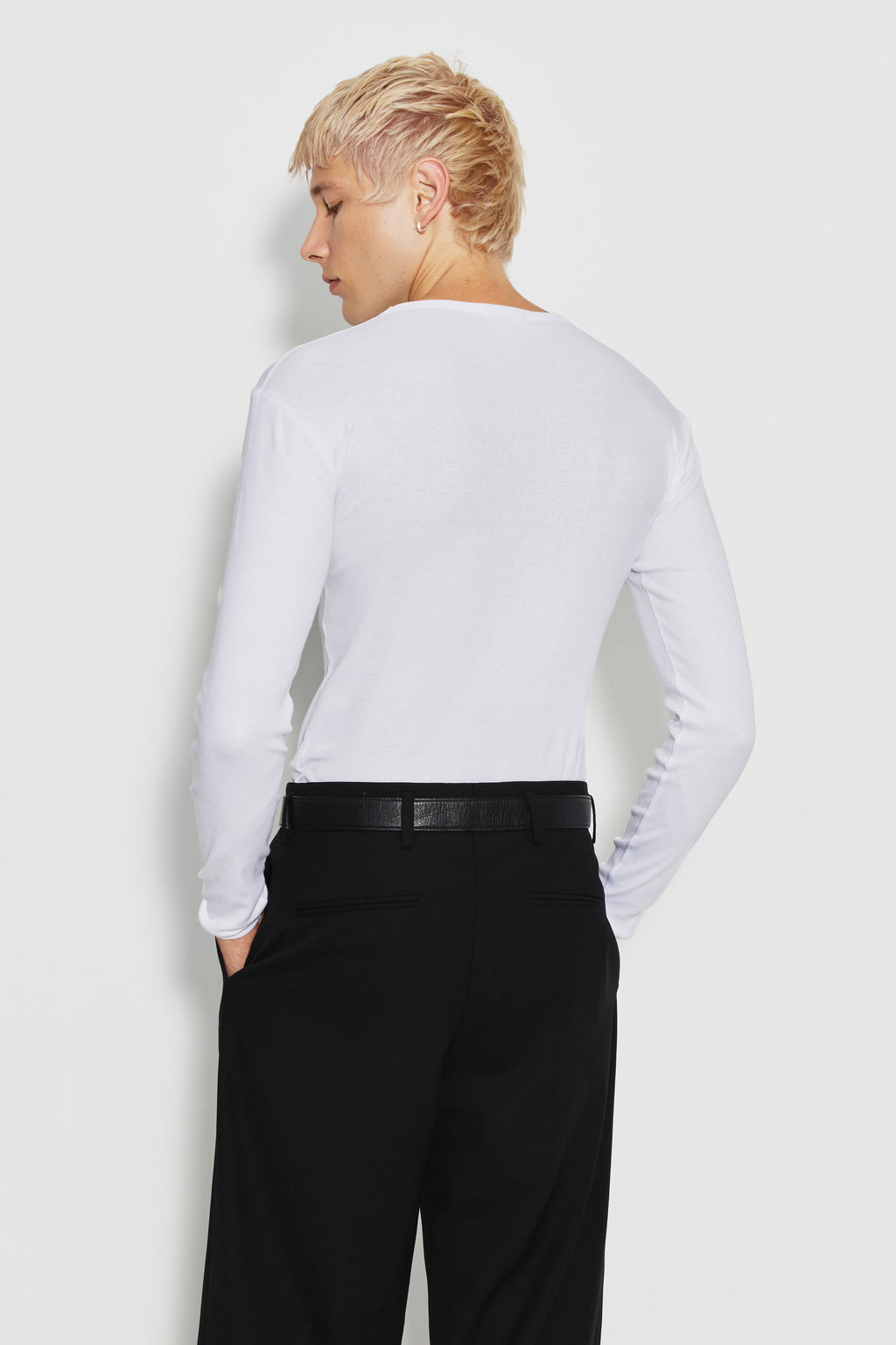 Maillot de corps homme blanc à manches longues en coton Pima, vue de dos montrant la coupe portée.