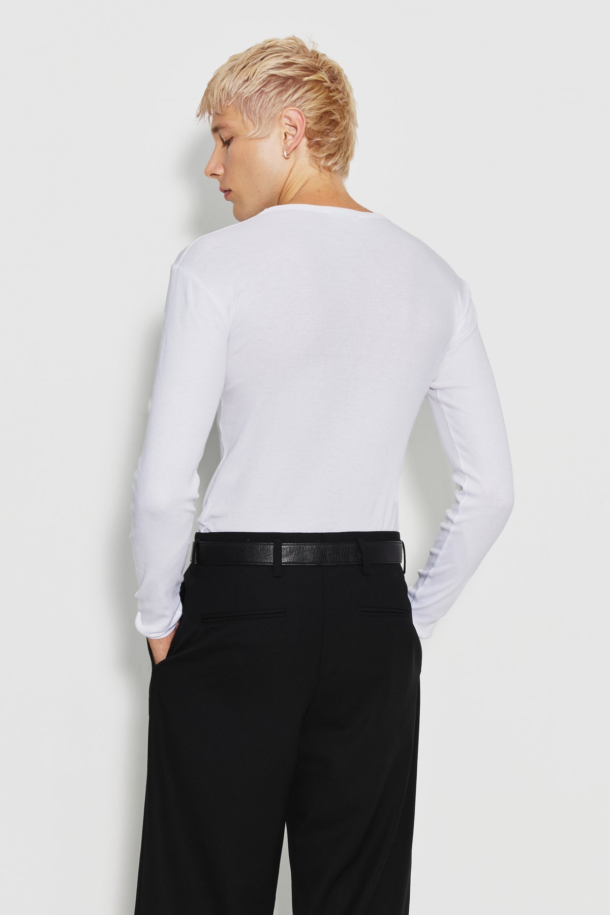 Maillot de corps homme blanc à manches longues en coton Pima, vue de dos montrant la coupe portée.