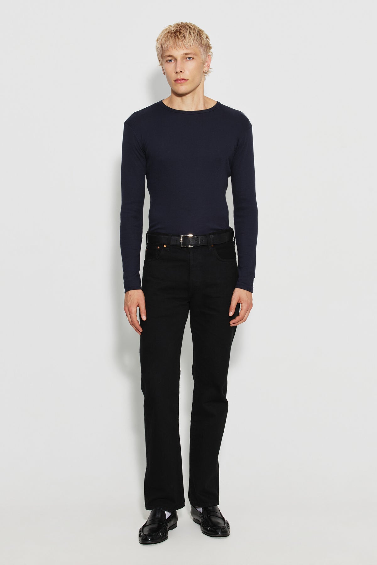 Maillot de corps homme bleu marine à manches longues en coton Pima, fabriqué à Roanne, porté avec un pantalon noir, vue en pied.