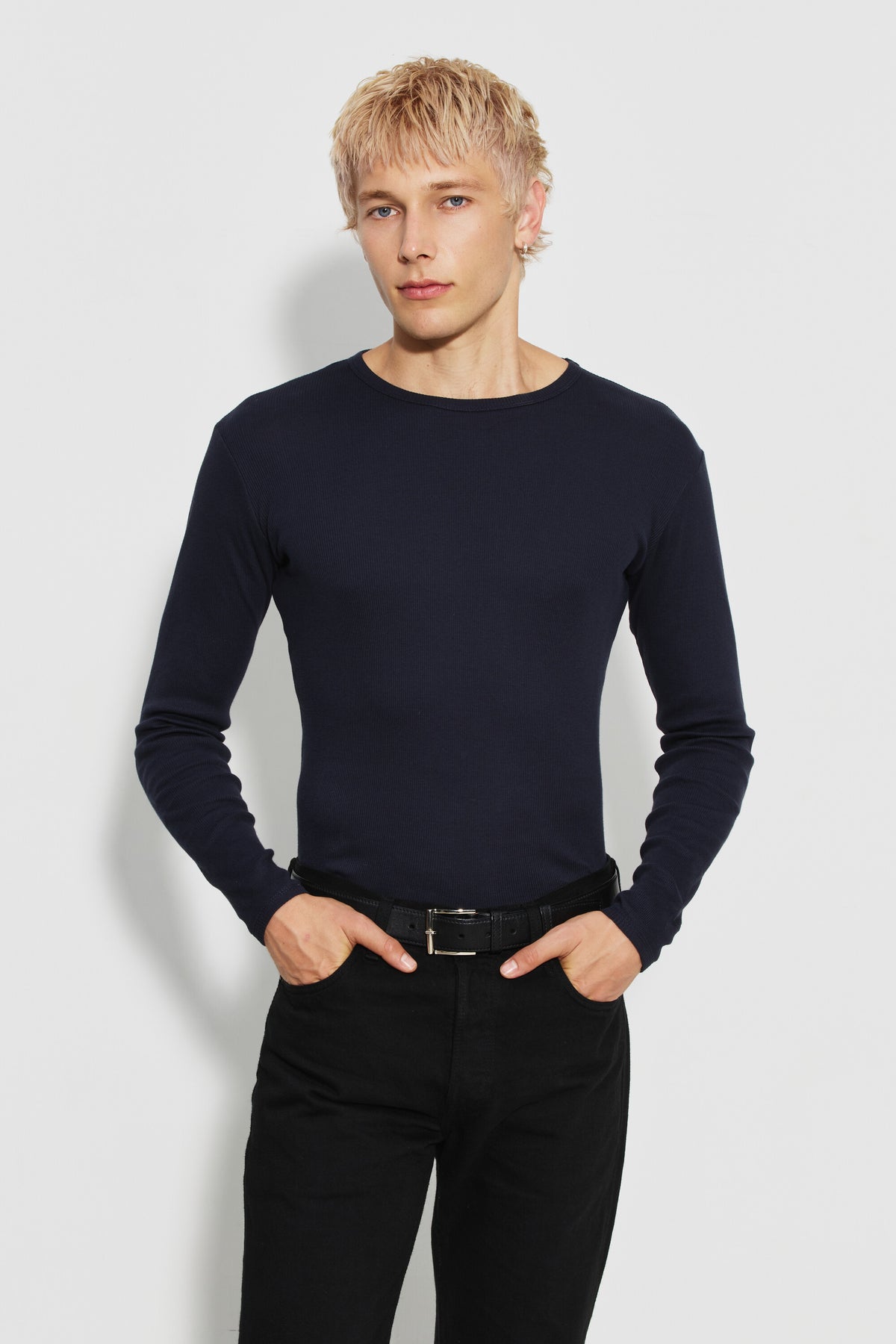 Maillot de corps homme bleu marine à manches longues en coton Pima côtelé, fabriqué en France, porté de face.