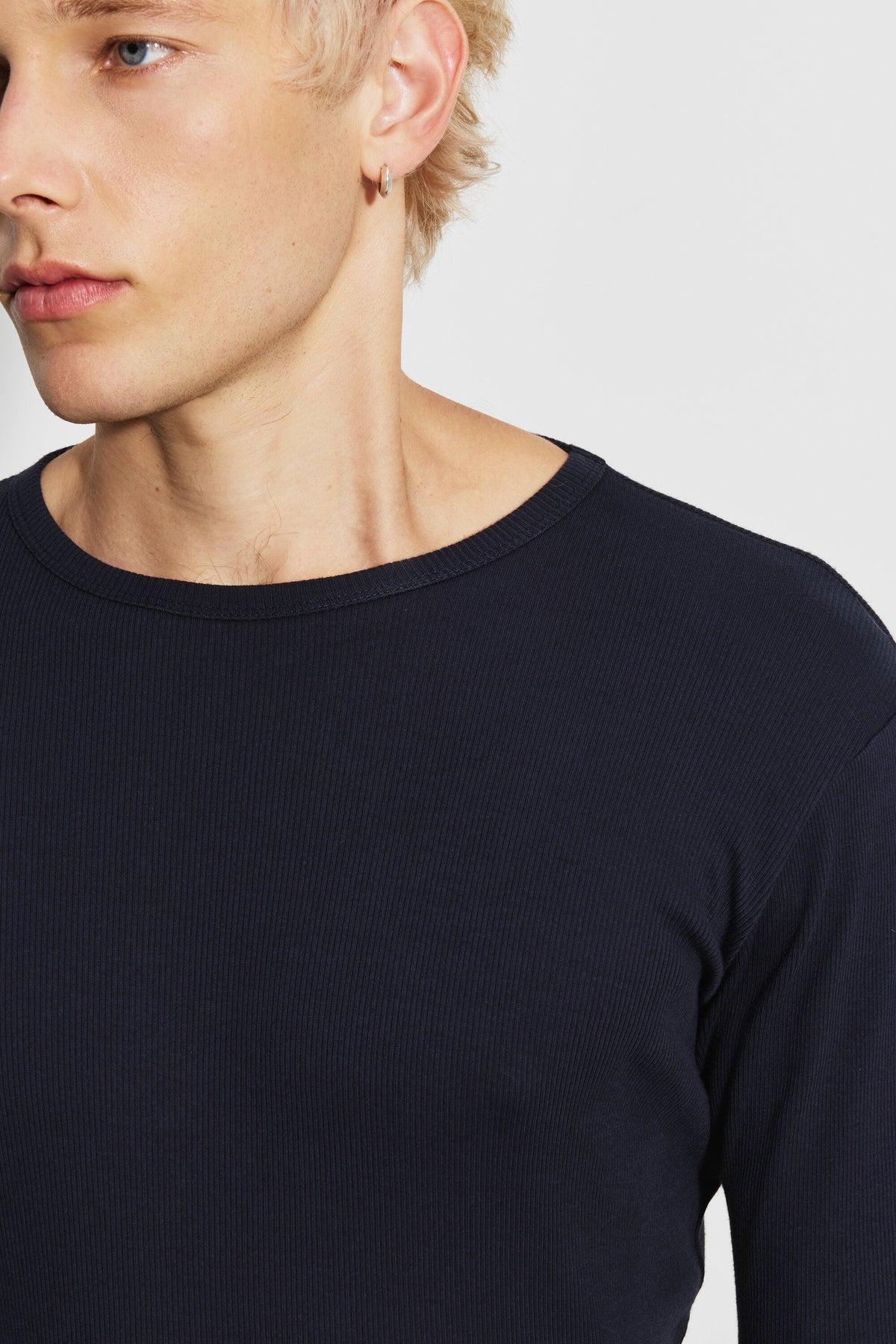 Détail du col rond et de la maille en coton Pima côtelé du maillot de corps homme bleu marine à manches longues.