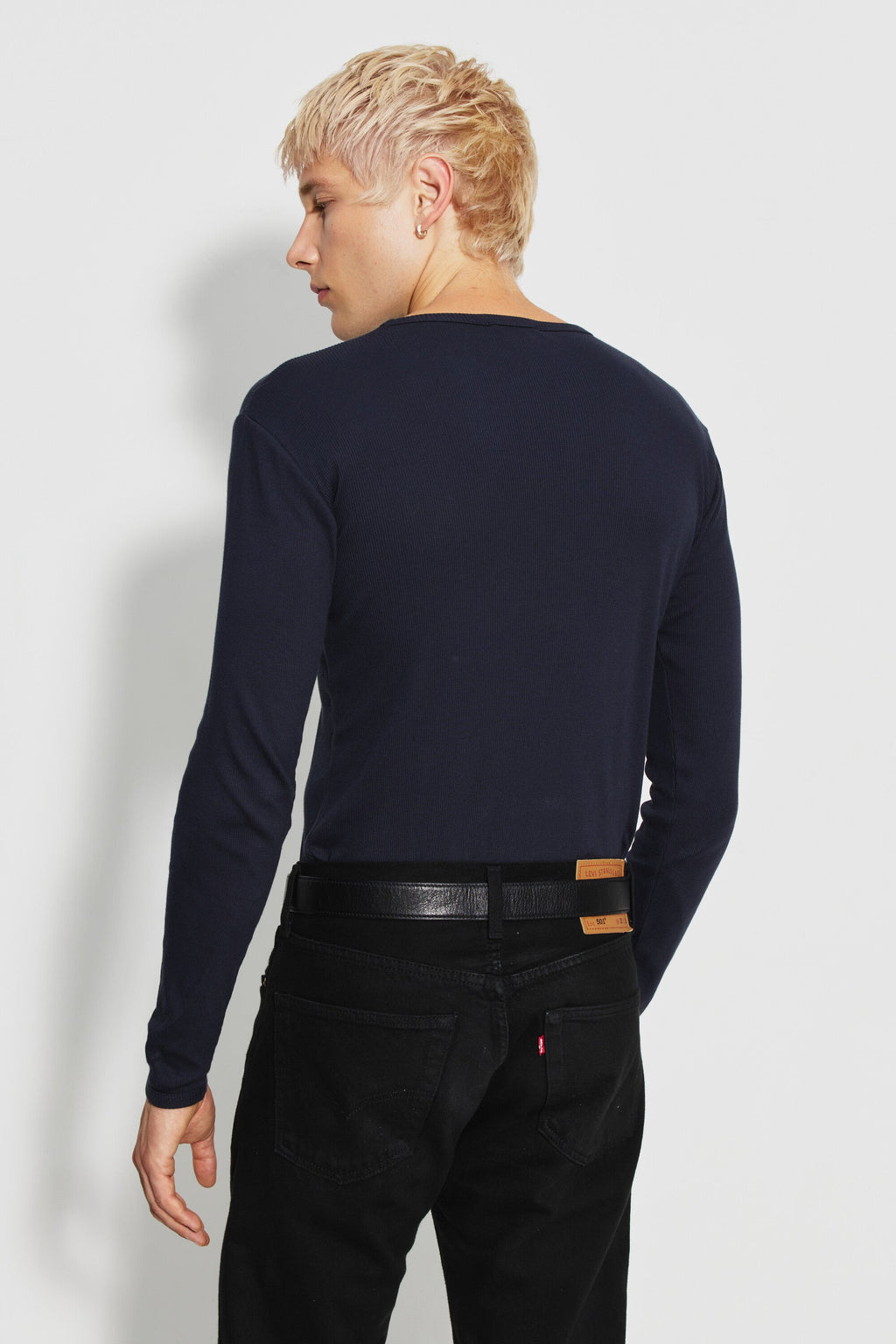 Maillot de corps homme bleu marine à manches longues en coton Pima, vue de dos montrant la coupe portée.