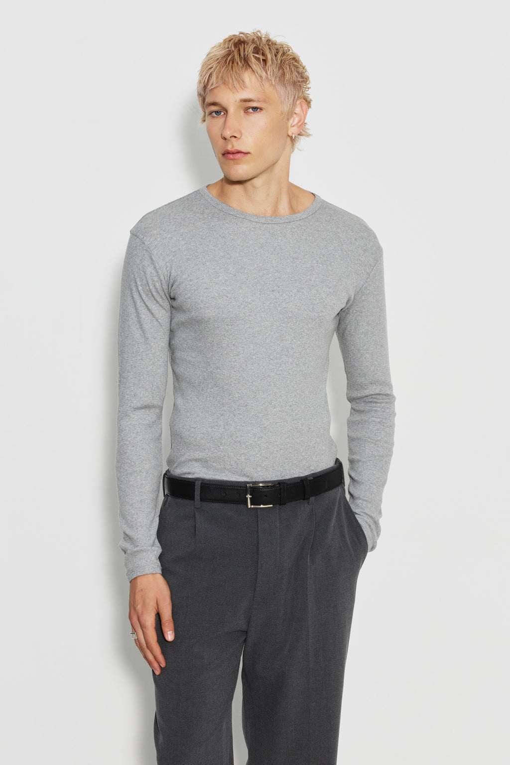 Maillot de corps homme gris chiné à manches longues en coton Pima côtelé, fabriqué en France, porté de face.