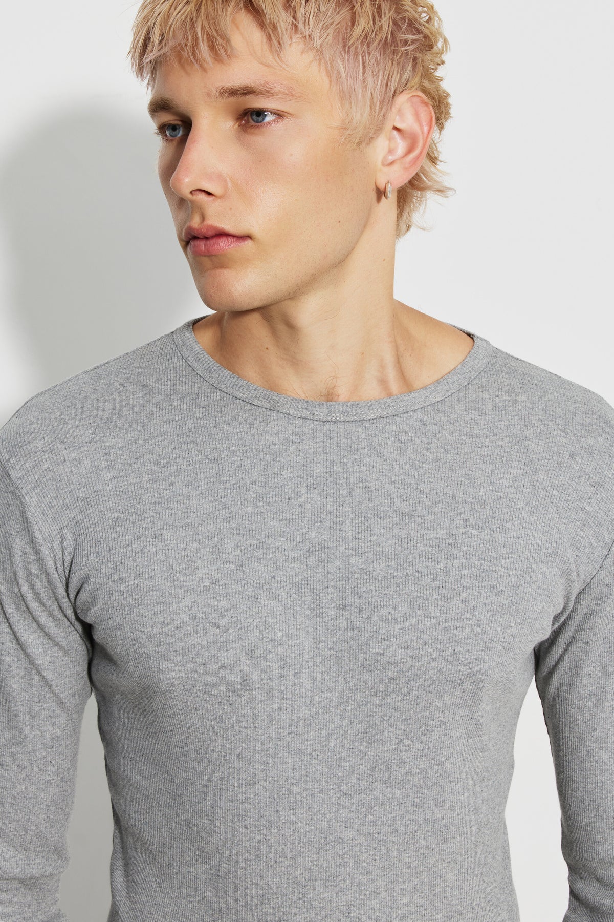 Détail du col rond et de la maille en coton Pima côtelé du maillot de corps homme gris chiné à manches longues.