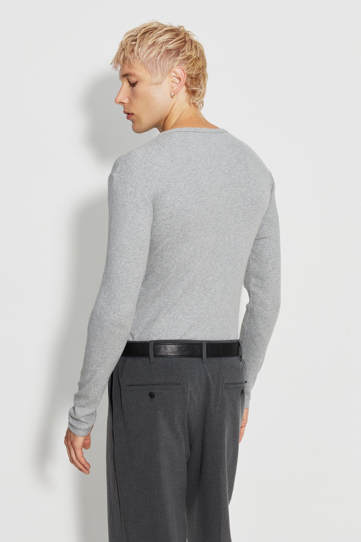 Maillot de corps homme gris chiné à manches longues en coton Pima, vue de dos montrant la coupe portée.