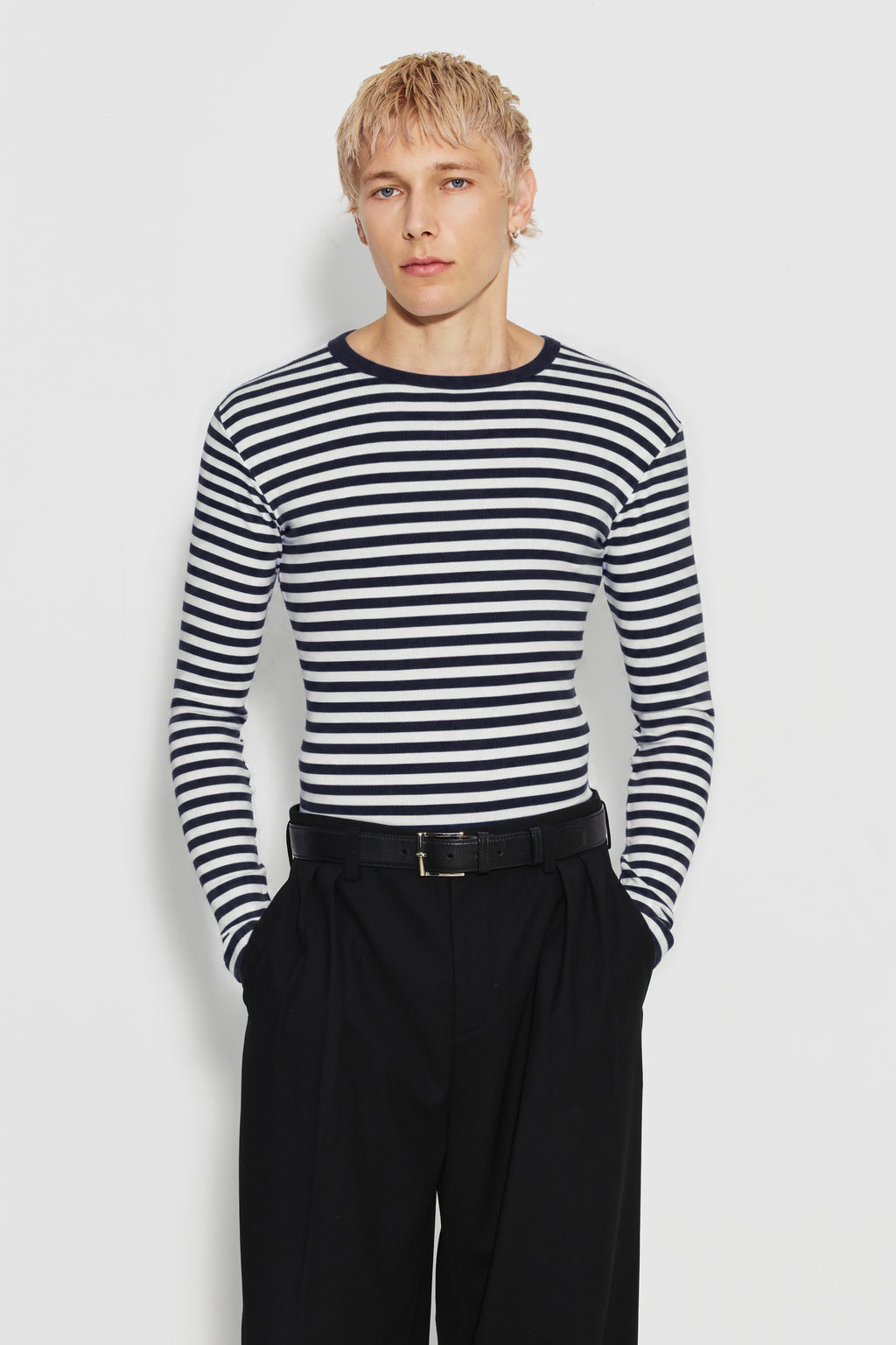 Maillot de corps homme bleu marine et écru en coton bio côtelé à manches longues, porté avec un pantalon noir, vue de face. Made in France.
