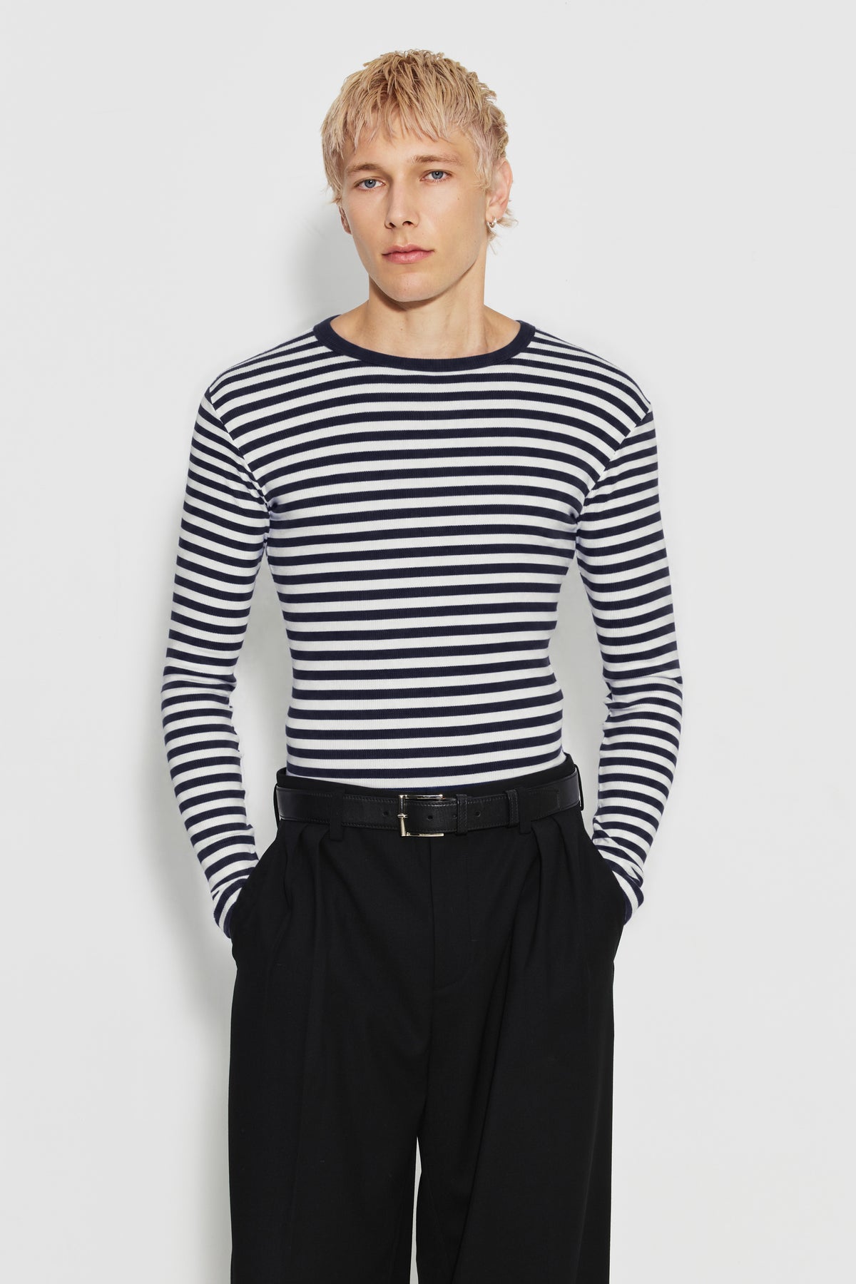Maillot de corps homme bleu marine et écru en coton bio côtelé à manches longues, porté avec un pantalon noir, vue de face. Made in France.