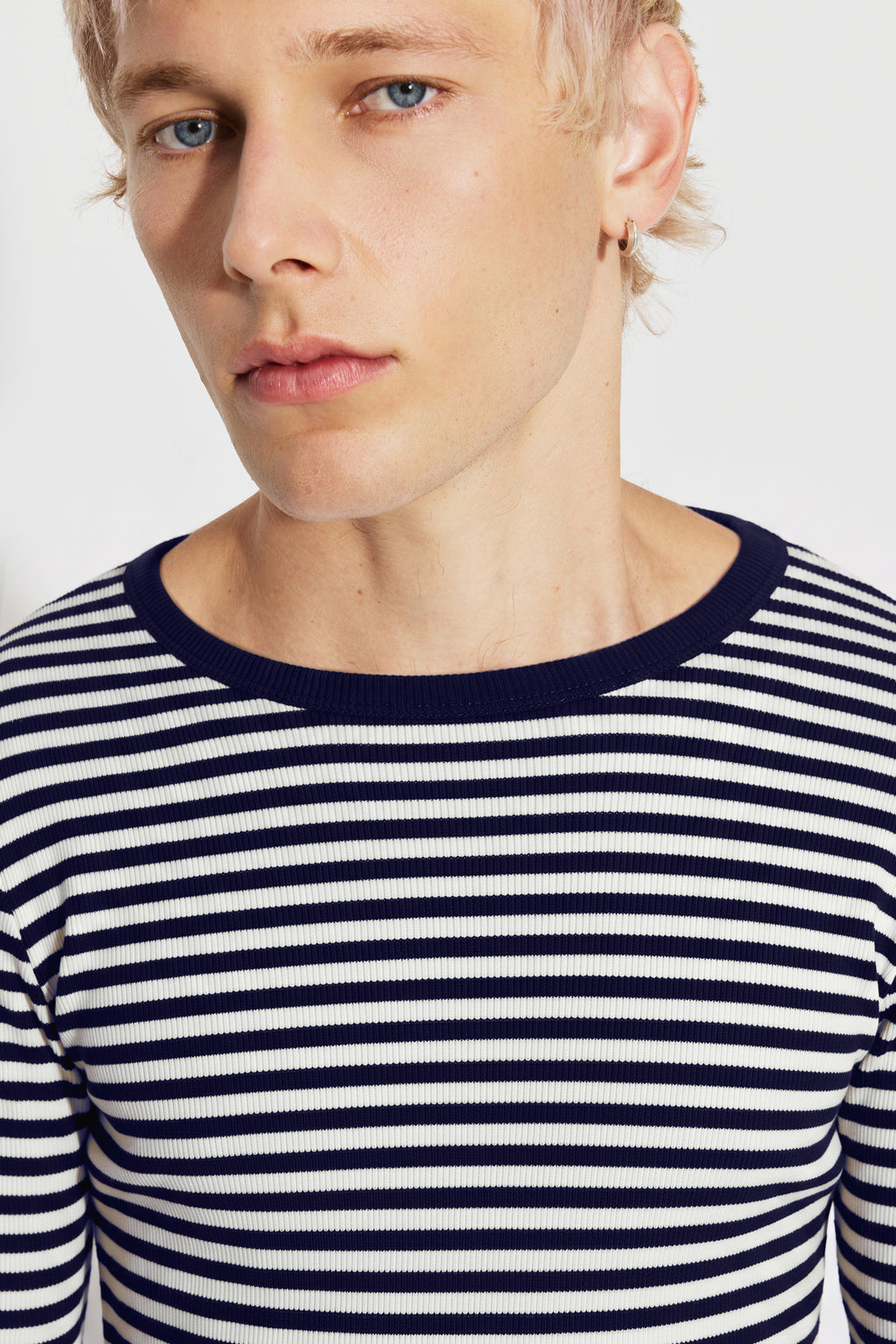 Maillot de corps homme bleu marine et écru en coton bio côtelé à manches longues, portrait rapproché montrant les rayures et le col rond bleu marine.