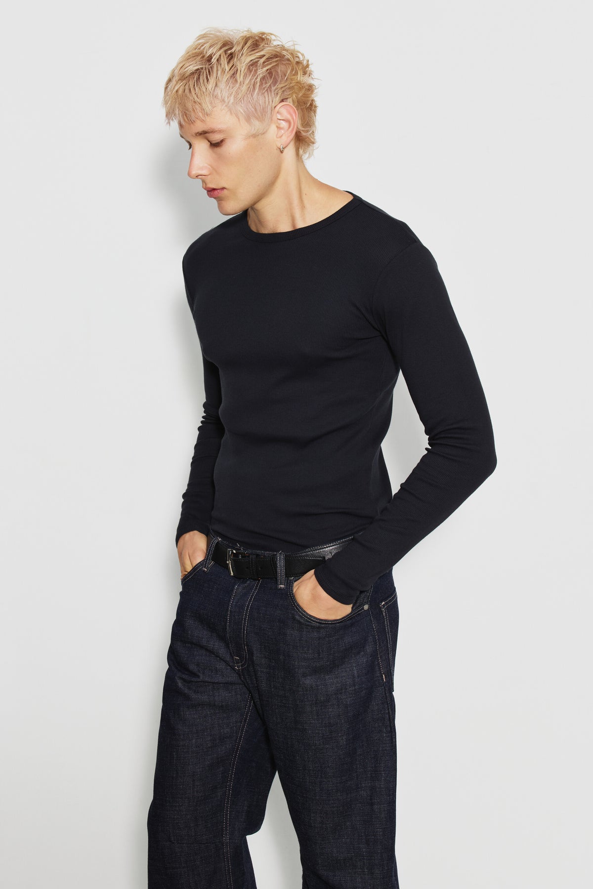 Maillot de corps homme noir à manches longues en coton Pima côtelé, fabriqué en France, porté de trois quarts.