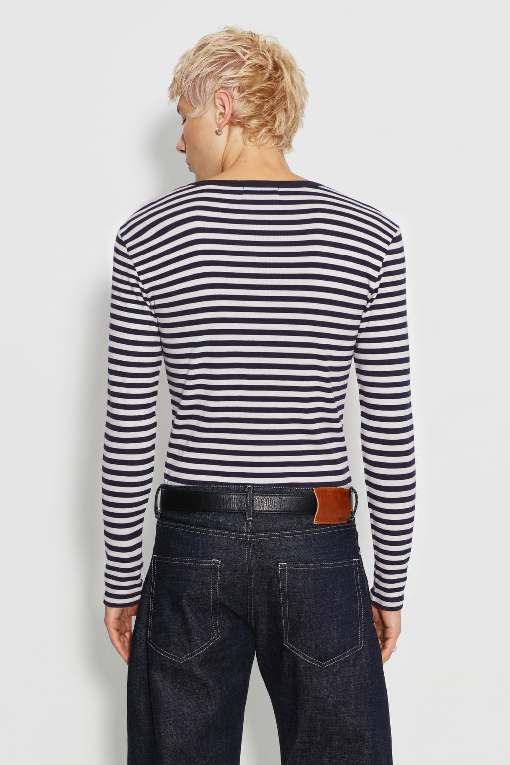 Maillot de corps homme noir et écru en coton bio côtelé à manches longues, porté de dos avec un jean bleu, vue des rayures et des manches longues.