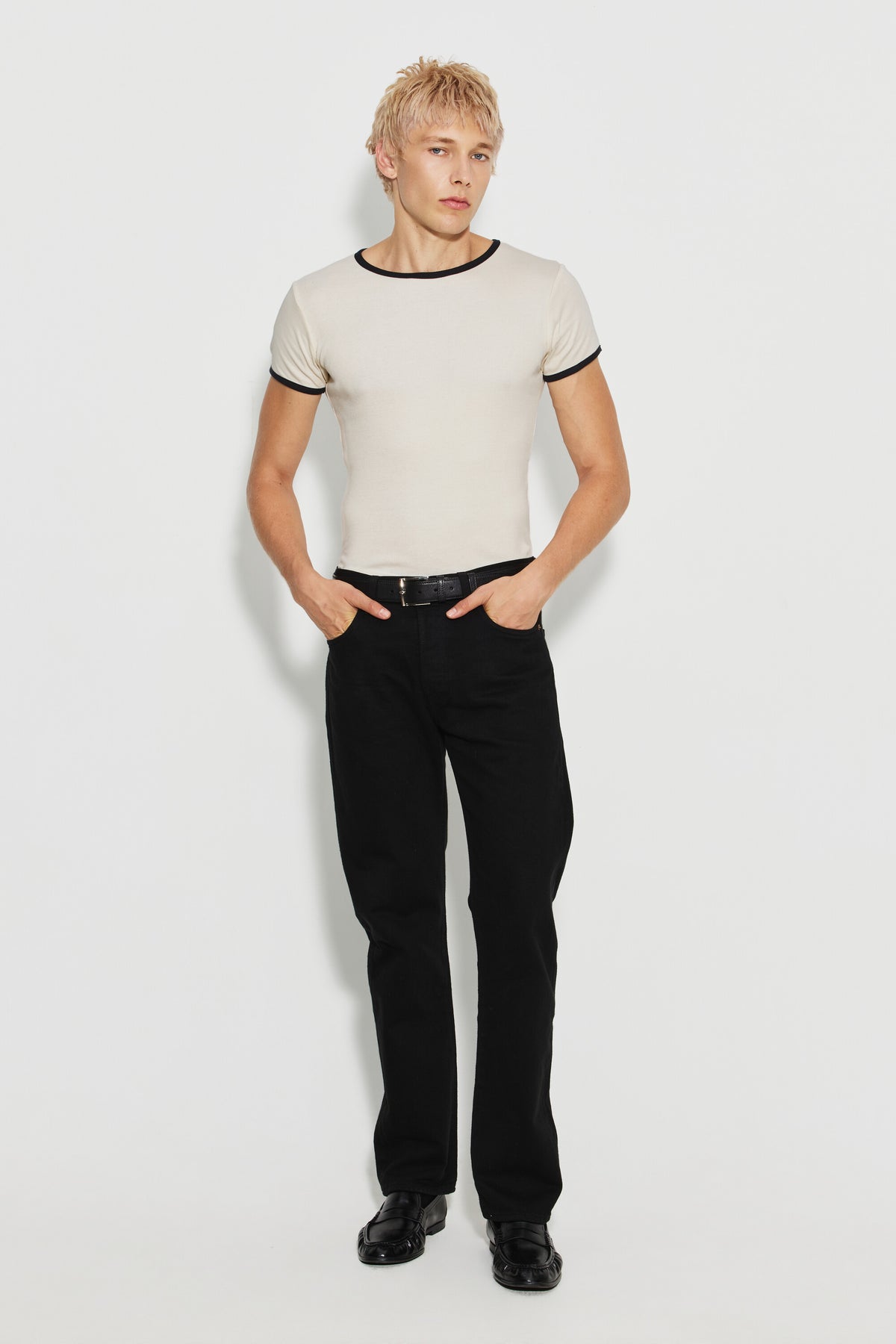 Maillot de corps homme bicolore écru et noir à manches courtes en coton Pima côtelé, porté avec un pantalon noir et des chaussures noires, vue de face en pied.