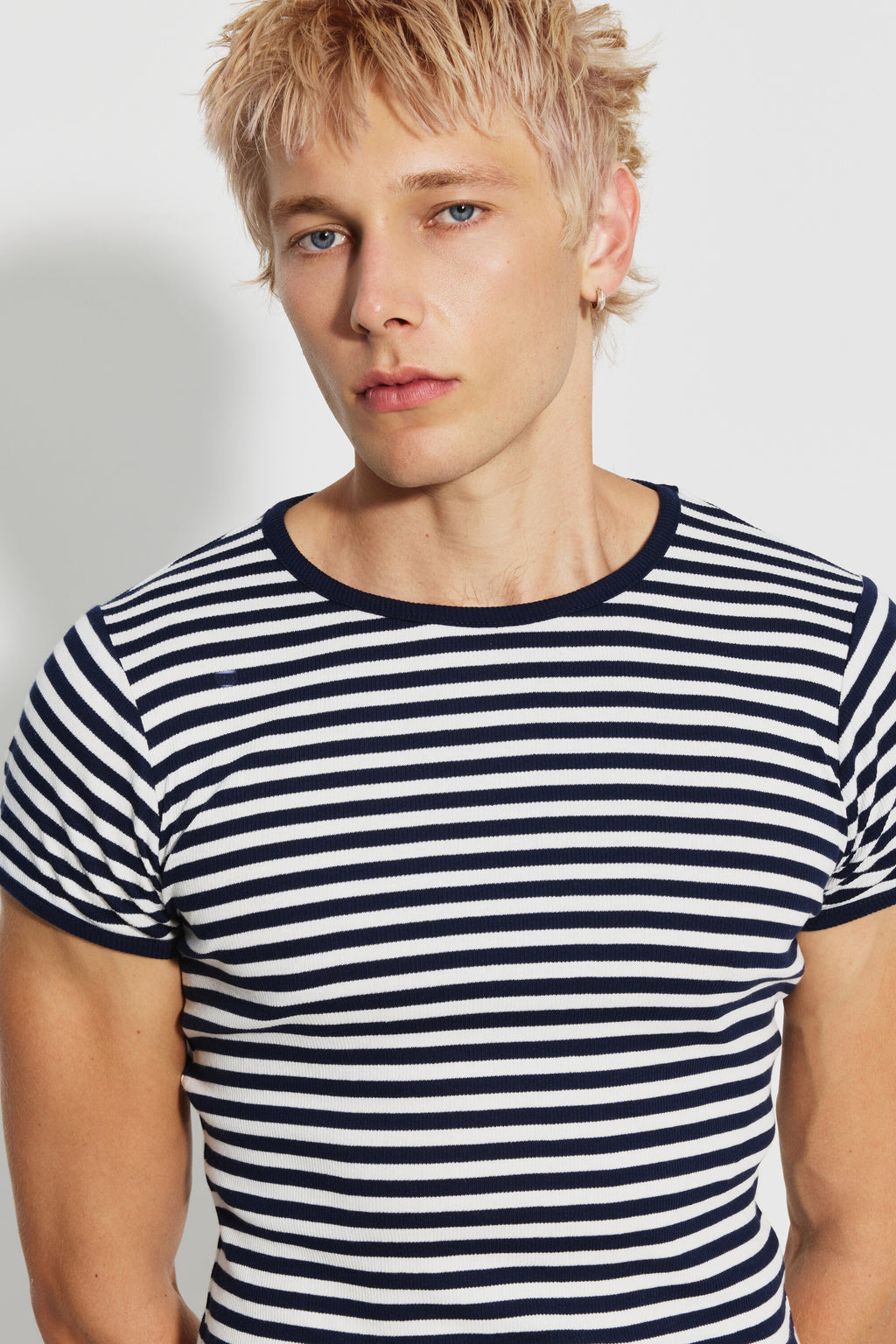Maillot de corps homme bleu marine et écru en coton bio côtelé à manches courtes, portrait rapproché montrant les rayures et le col rond bleu marine.