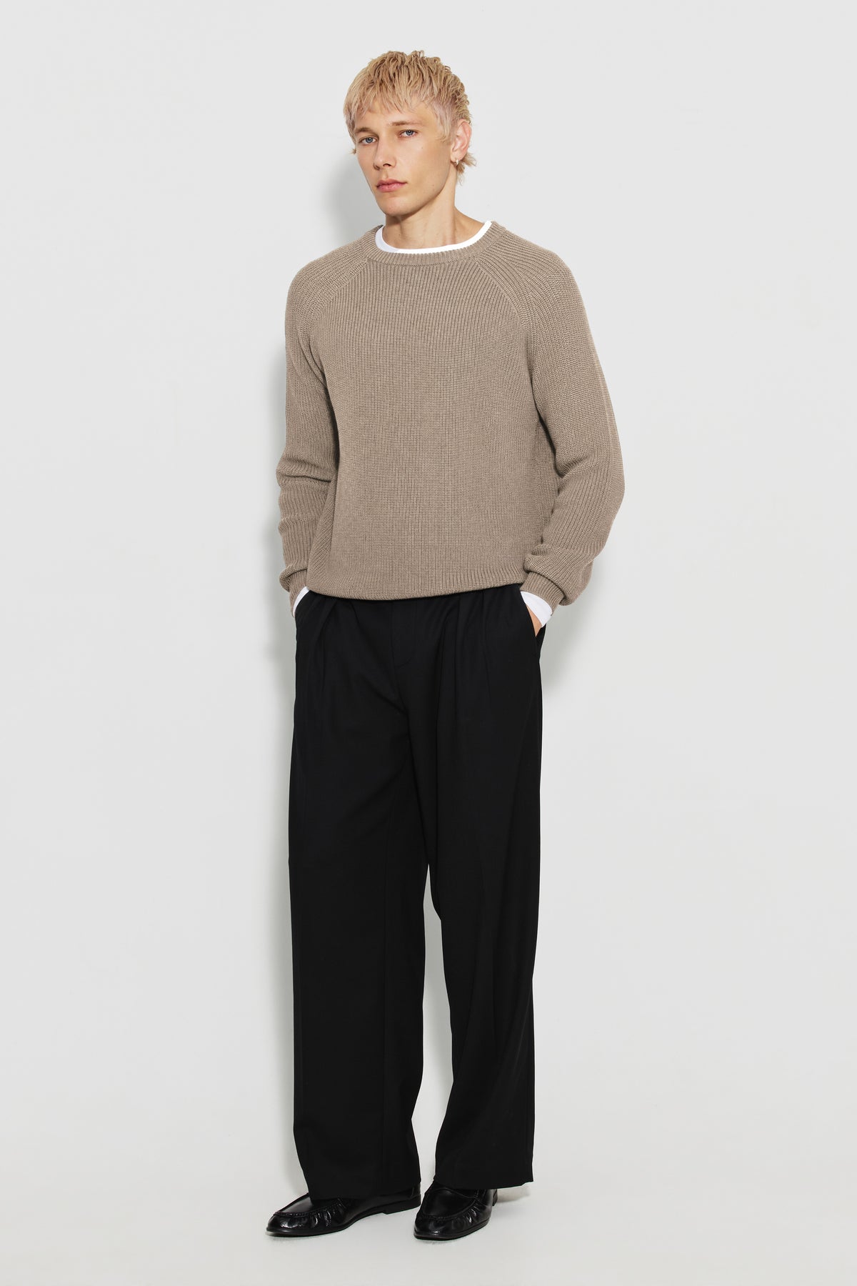 Pull Mérinos beige, porté par un homme, vue 01.