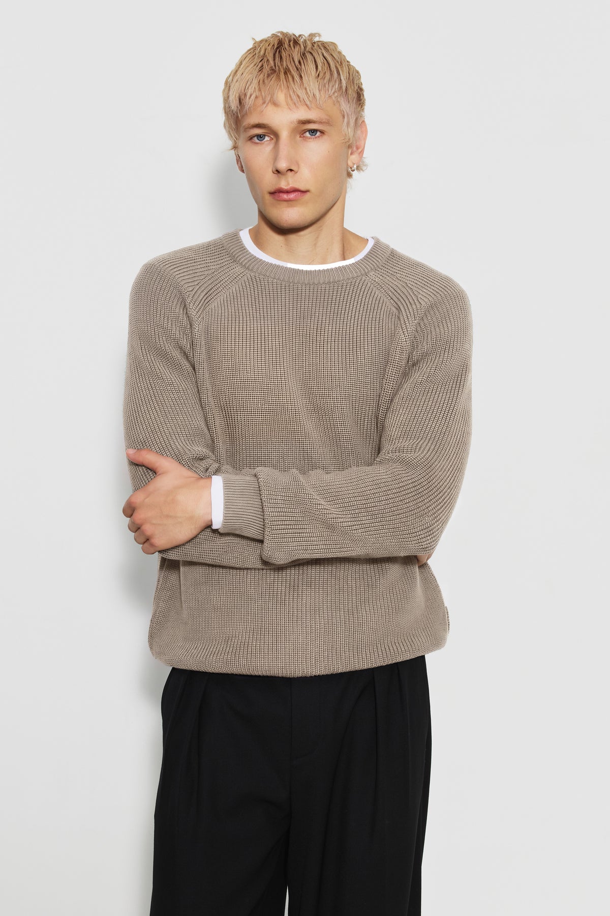 Pull Mérinos beige, porté par un homme, vue 02.