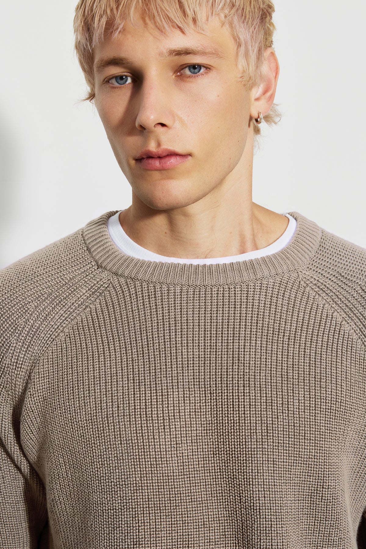 Pull Mérinos beige, porté par un homme, vue 03.
