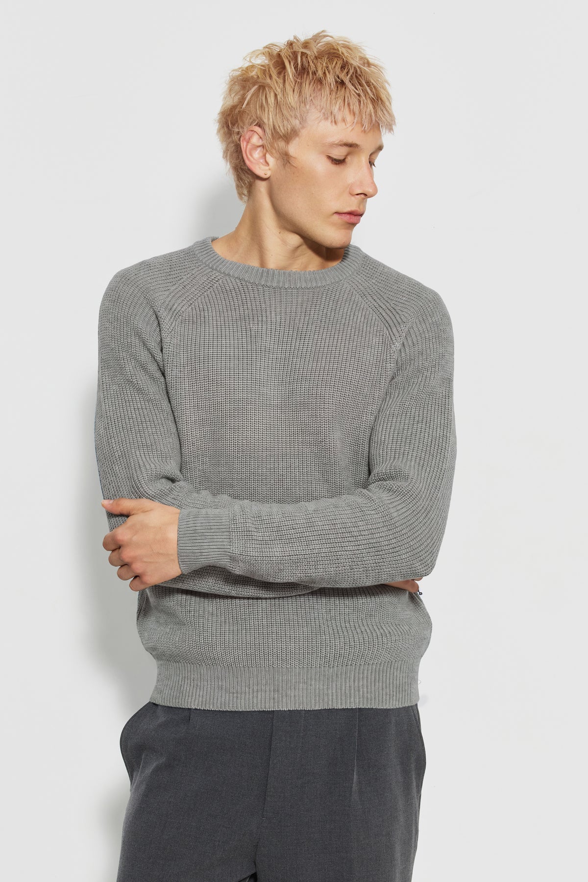 Pull Mérinos gris chiné, porté par un homme, vue 02.