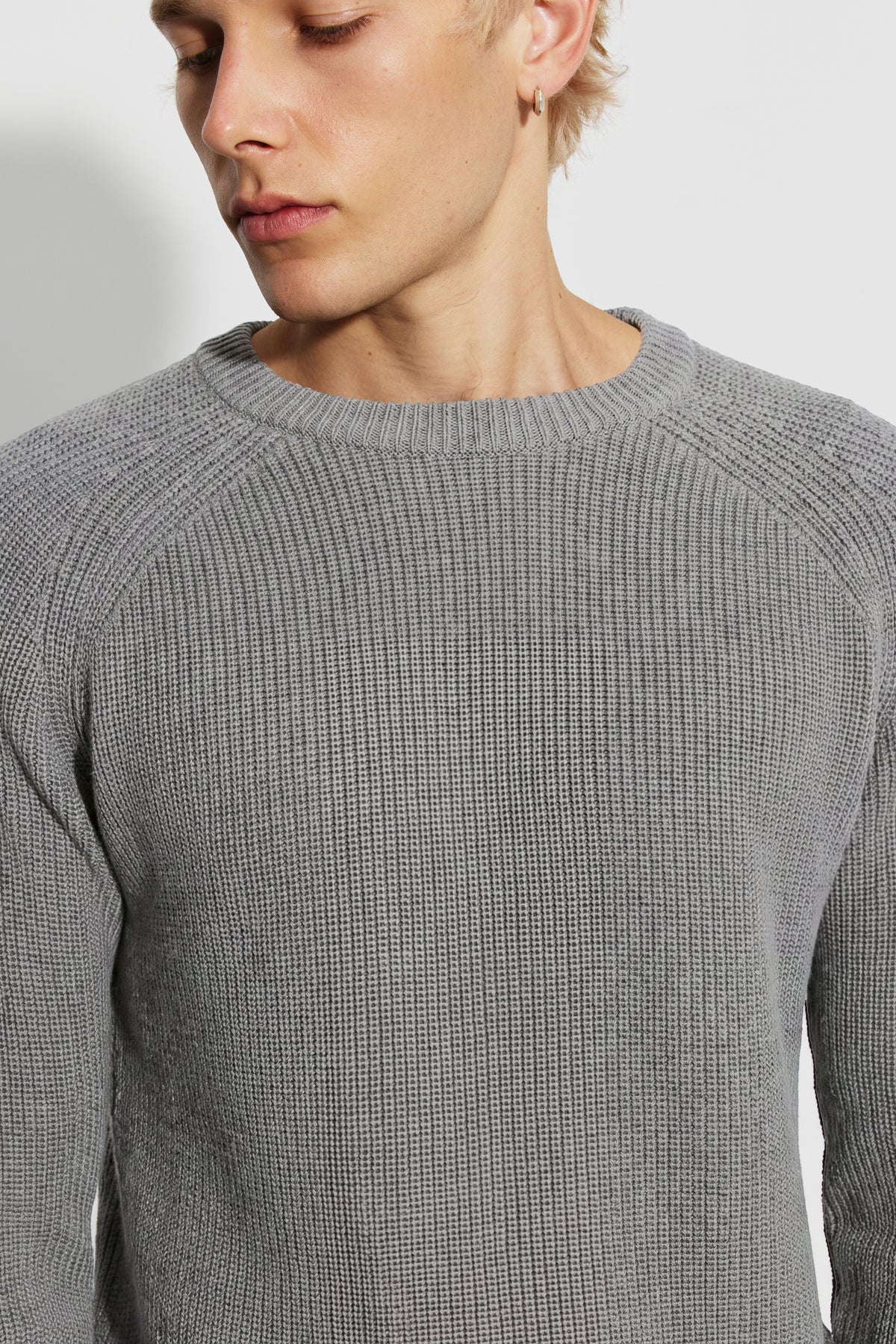 Pull Mérinos gris chiné, porté par un homme, vue 03.