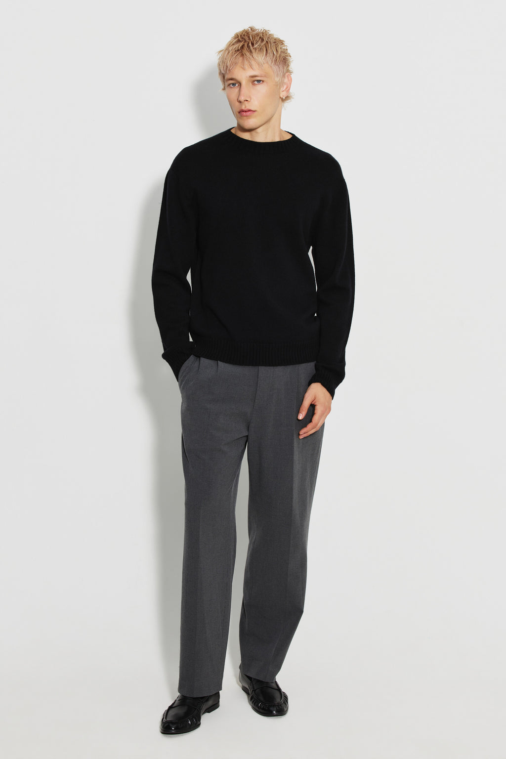 Pull mérinos et cachemire homme noir – vue de face en pied avec un pantalon gris.