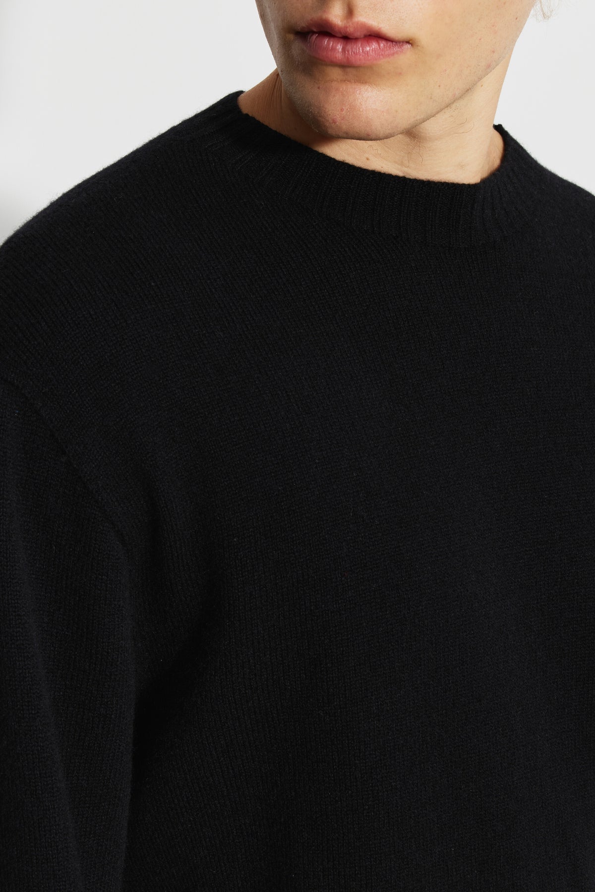 Pull mérinos et cachemire homme noir – gros plan sur le col rond et la maille.