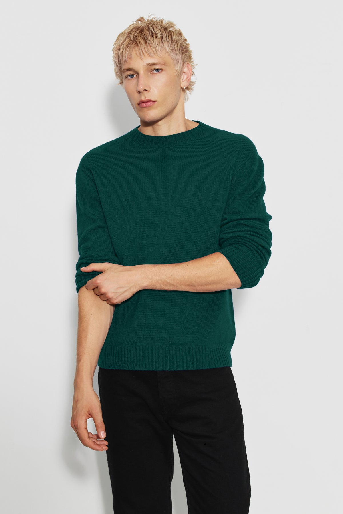 Pull homme vert en laine mérinos et cachemire, vue de face, manches remontées.