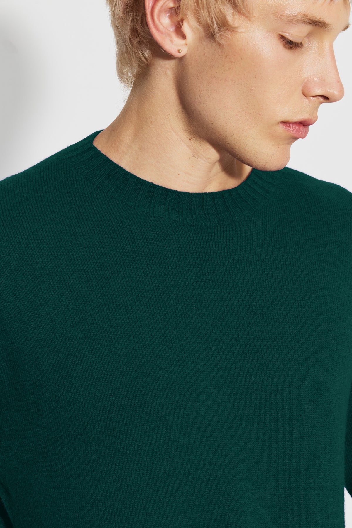 Pull homme vert en laine mérinos et cachemire, détail du col rond.