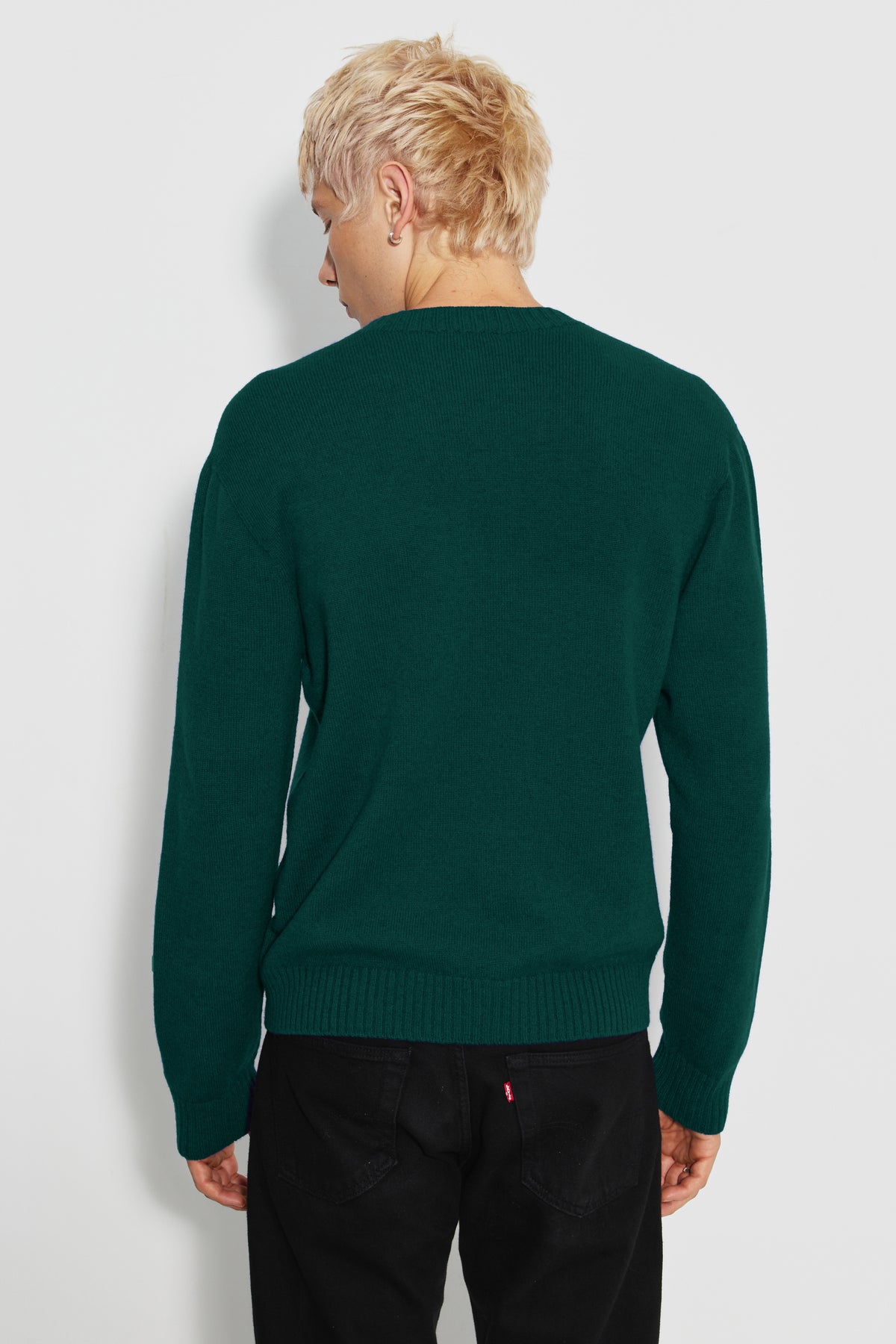 Pull homme vert en laine mérinos et cachemire, vue de dos.