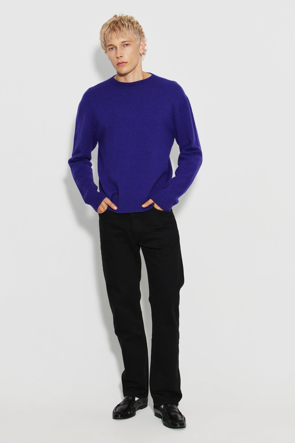 Pull mérinos et cachemire homme violet – vue de face en pied avec un pantalon noir.