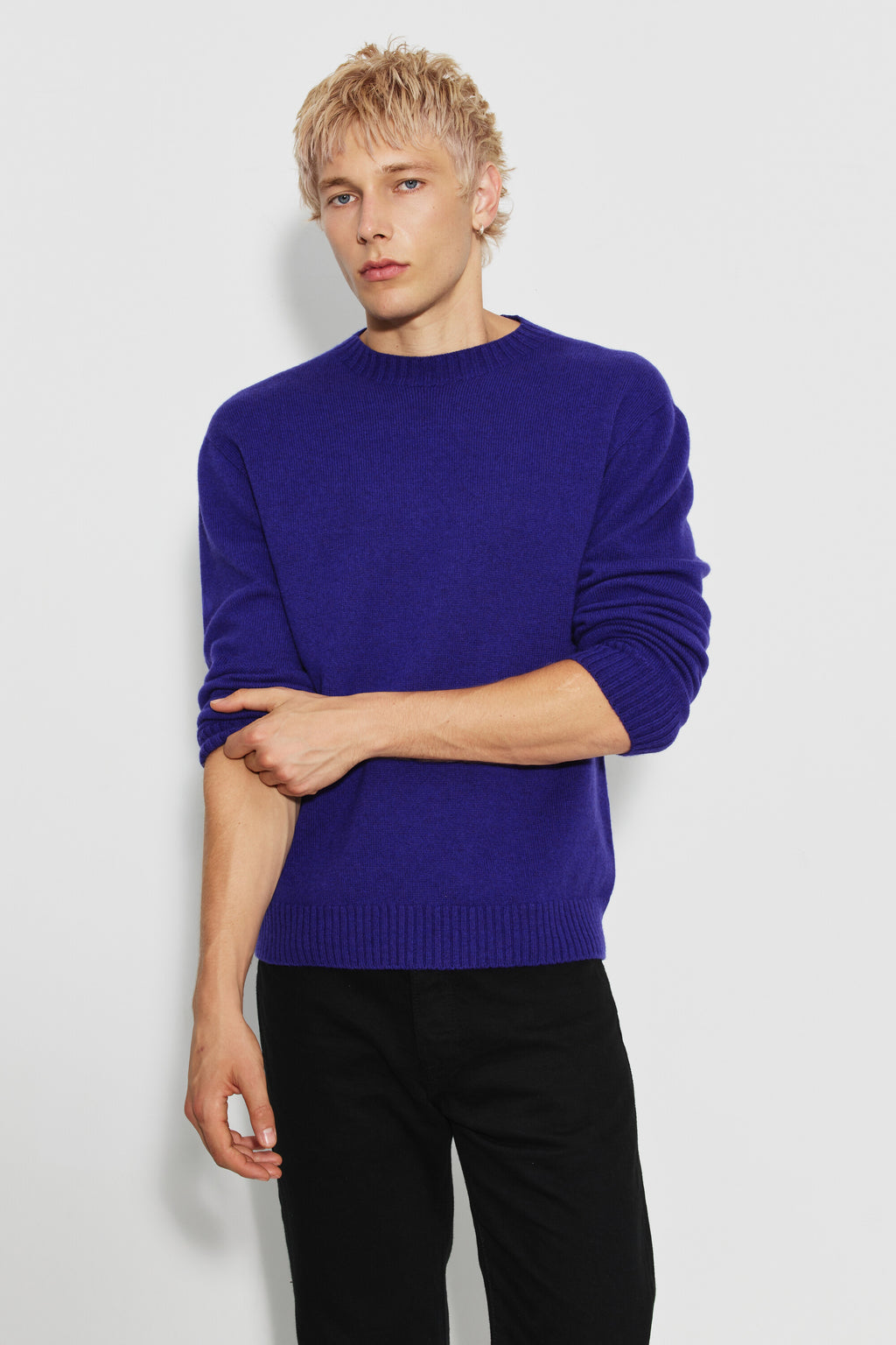 Pull mérinos et cachemire homme violet – vue de face, une manche remontée sur l'avant-bras.