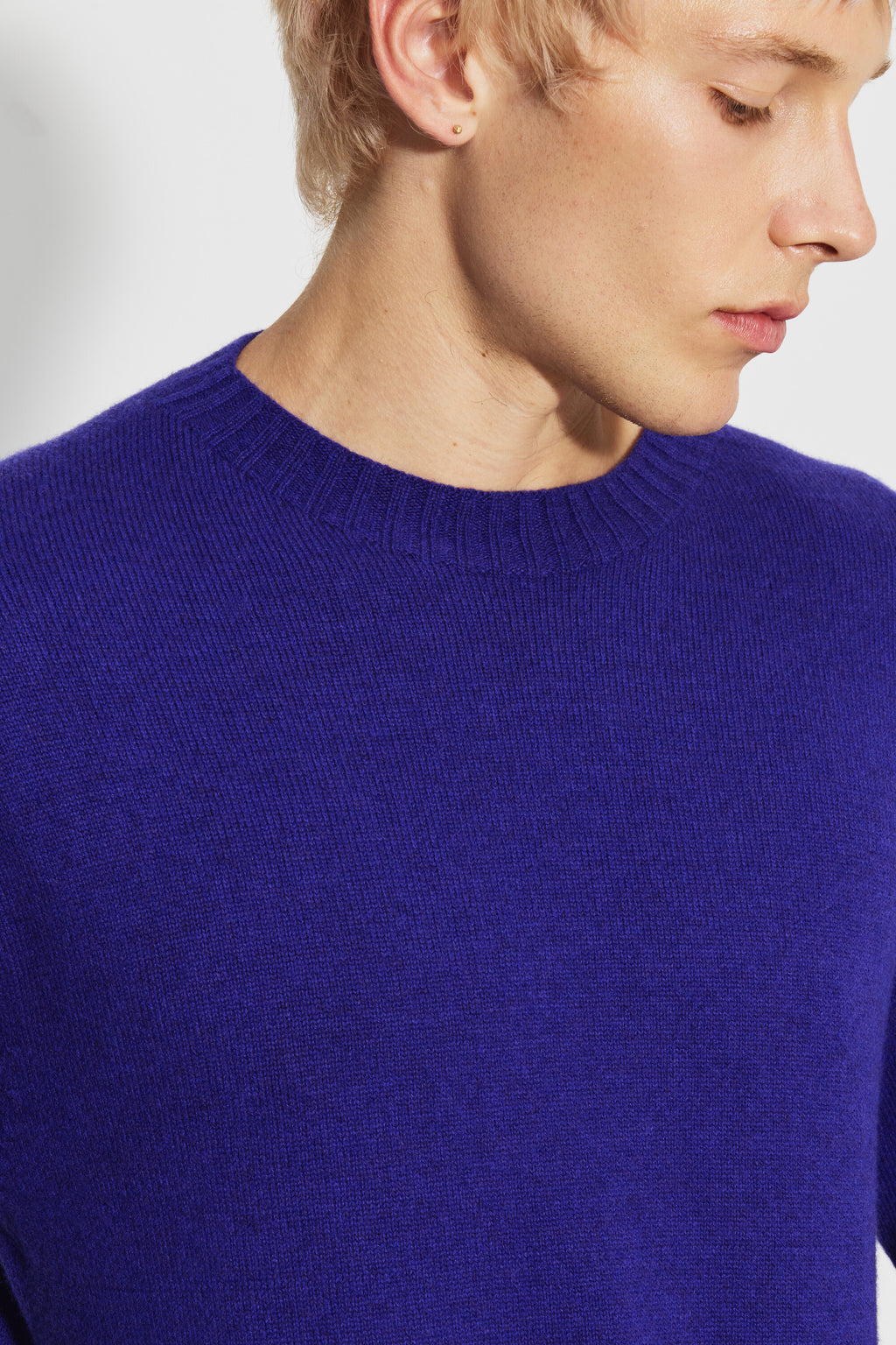 Pull mérinos et cachemire homme violet – portrait de profil montrant le col rond et la maille.