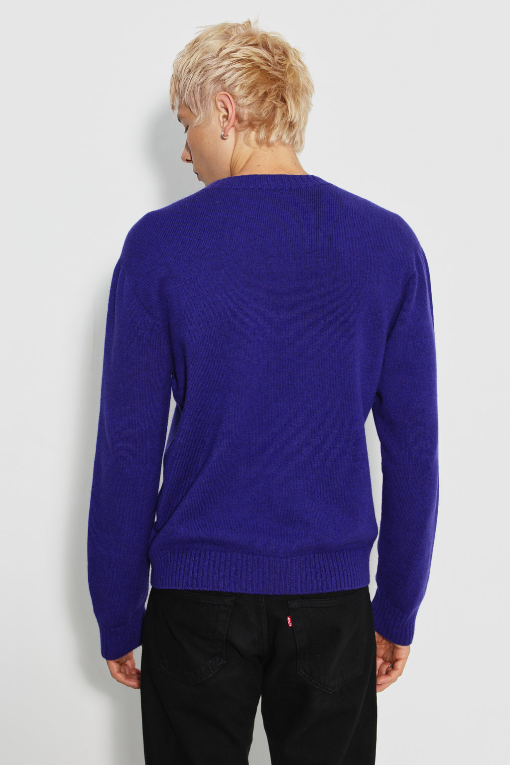 Pull mérinos et cachemire homme violet – vue de dos avec un pantalon noir.