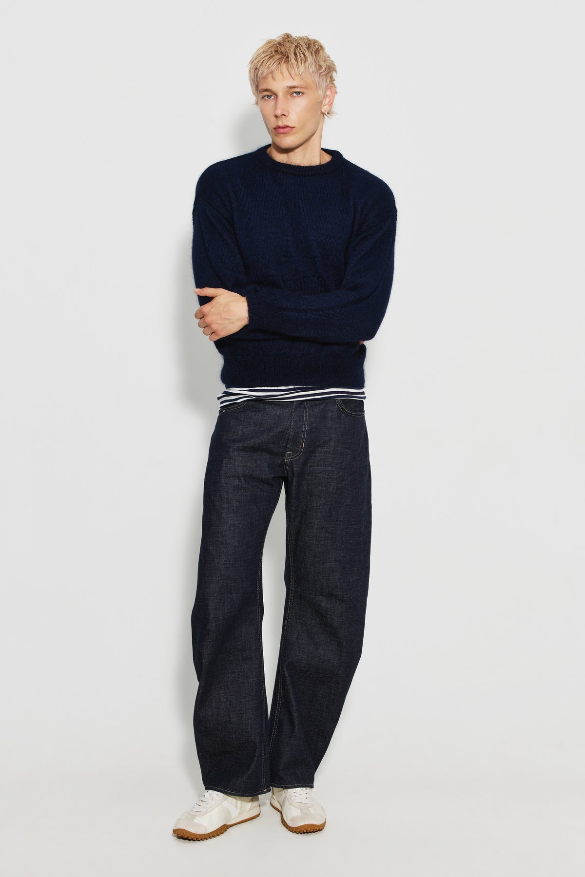 Pull mohair à manches longues homme bleu marine – vue de face en pied avec un jean brut.