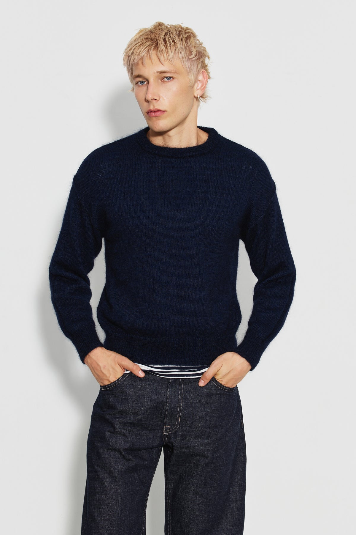 Pull mohair à manches longues homme bleu marine – vue de face avec un jean brut.